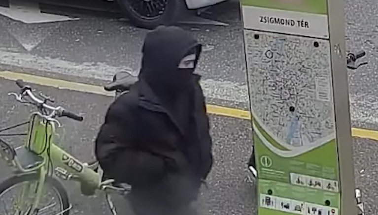 Maszkos alak rabolt ki egy boltot fényes nappal Budán: ezt a férfit keresi a rendőrség – videó