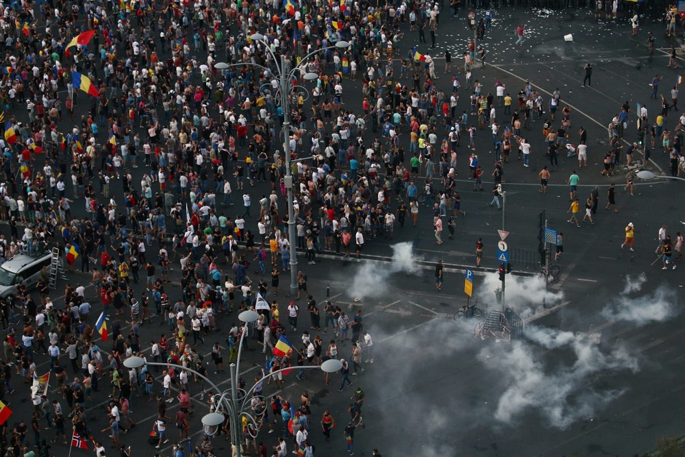 UPDATE. Război de stradă între jandarmi și huligani, în Piața Victoriei. 452 de persoane rănite / VIDEO&FOTO