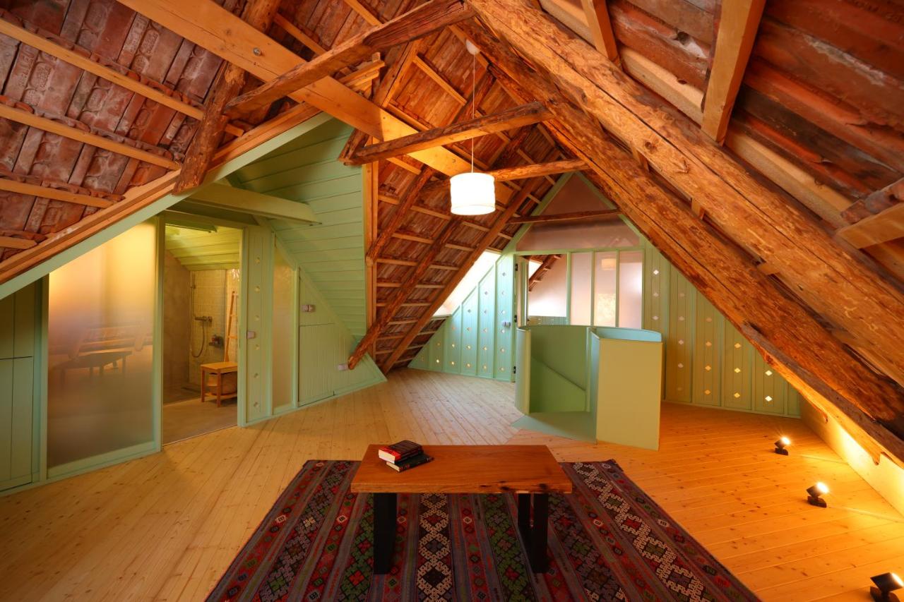 Cât costă cazarea la pensiunea lui Tudor Chirilă din Porumbacu de Sus. A renovat complet casele de vacanță