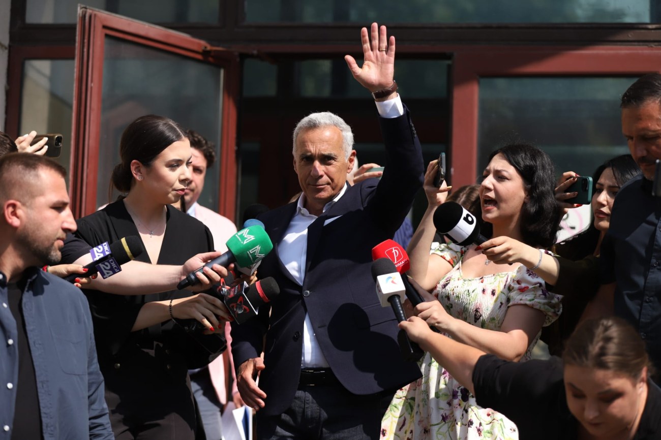 Călin Georgescu a fost la Parchetul General pentru prelungirea controlului judiciar. Câți fani l-au așteptat