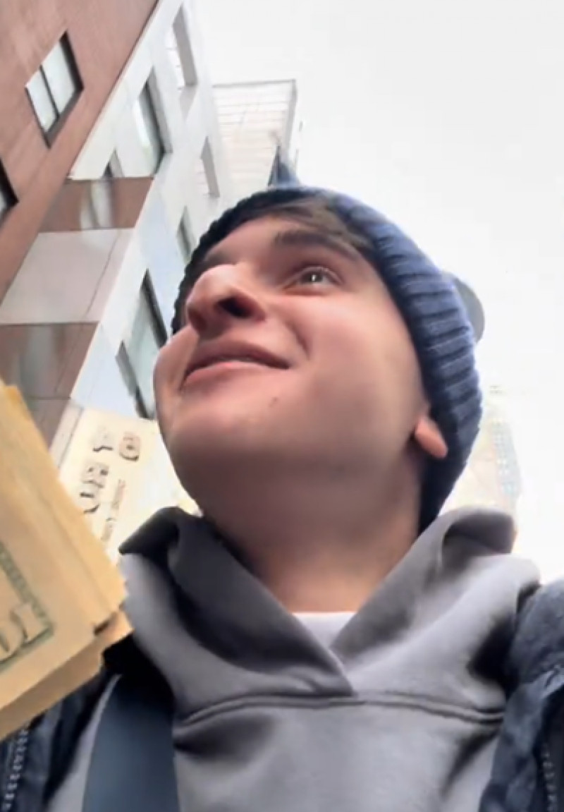 Român „lovit” de noroc pe stradă în SUA. Ce a primit după ce a ridicat mâna la un campion din UFC: „Avea datorie la tine”