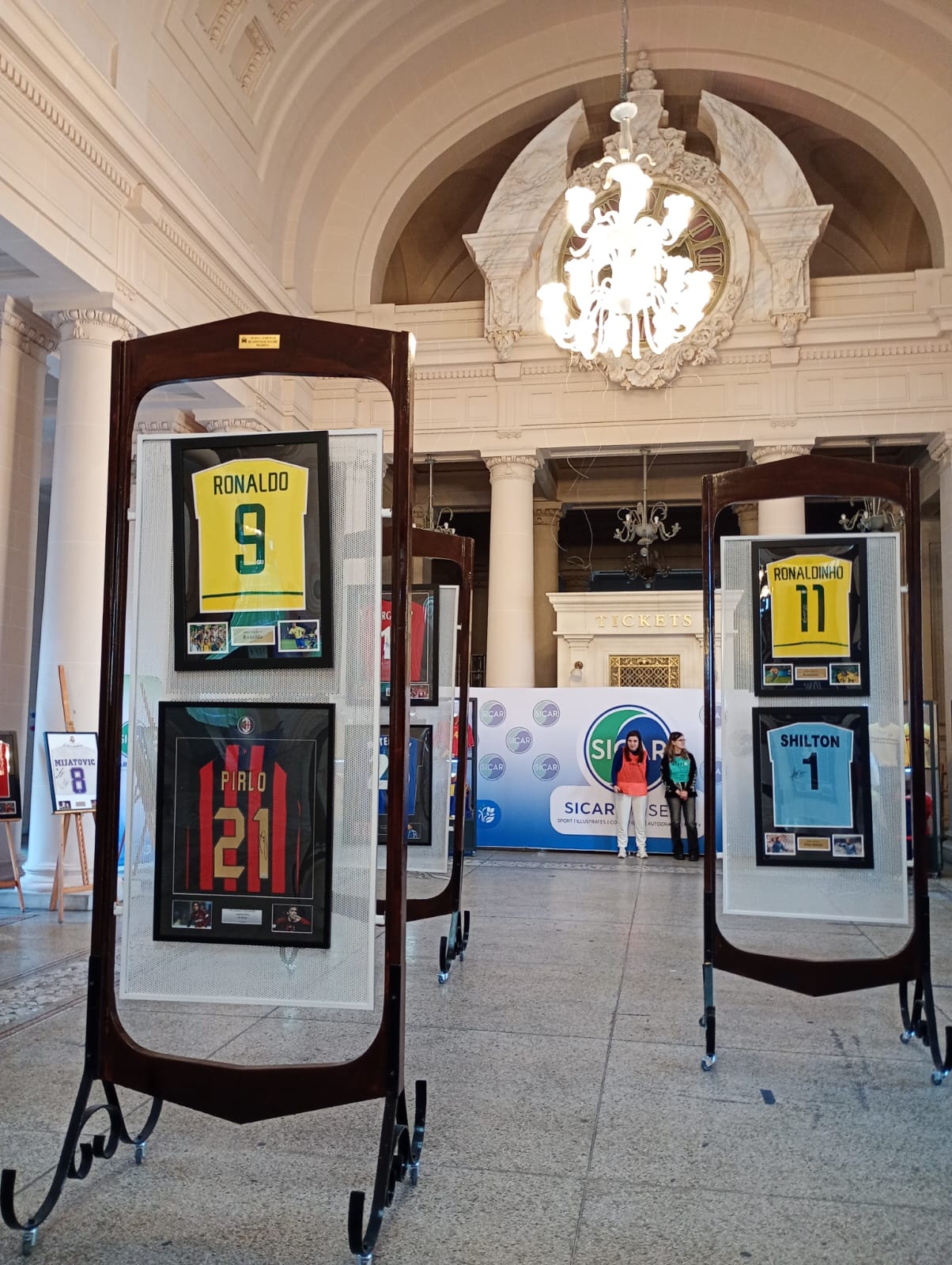 Raiul tricourilor cu autograf, de la Cristiano și Messi, la Ronaldo, Maradona sau Pele: „Expoziție cu piese-unicat, la Ploiești”