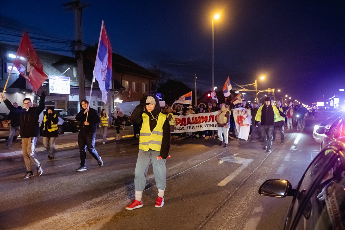 Blocadă pe un mare pod peste Dunăre din Belgrad. De aproape 4 luni, sârbii strigă „Corupția ucide!” | Video/Fotogalerie