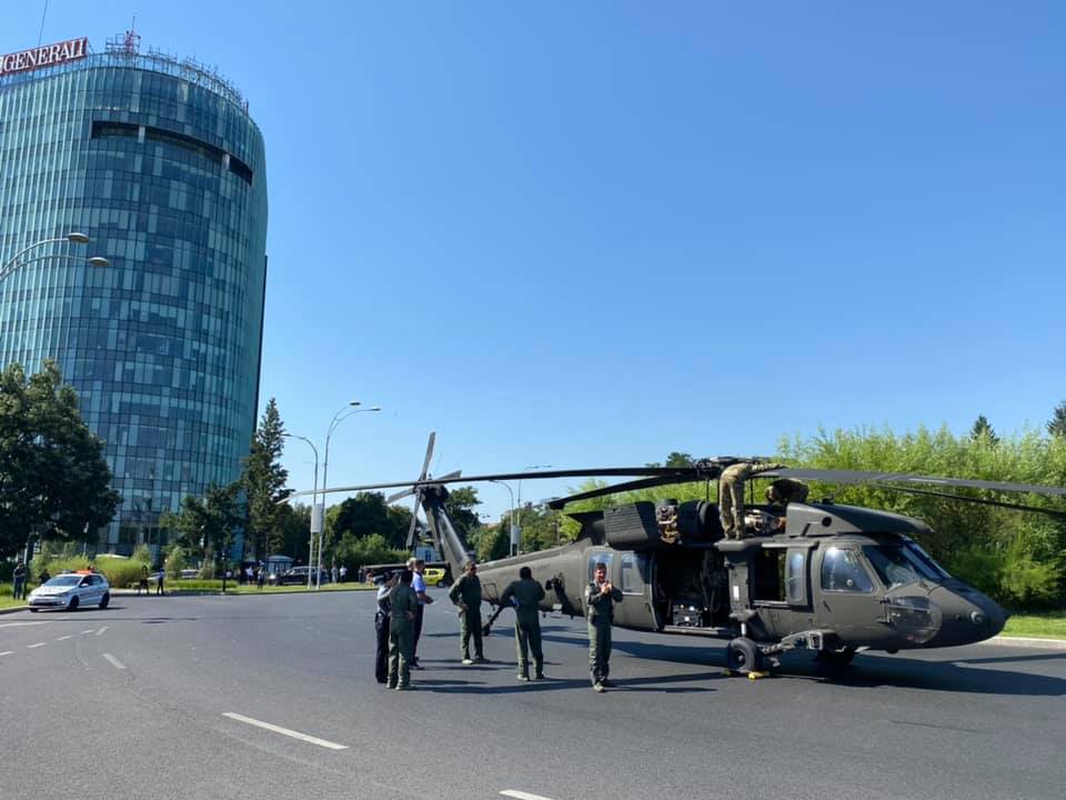 Un elicopter american a aterizat forțat în intersecția de la Aviatorilor și a doborât doi stâlpi. Martor: „Am crezut că e cutremur”