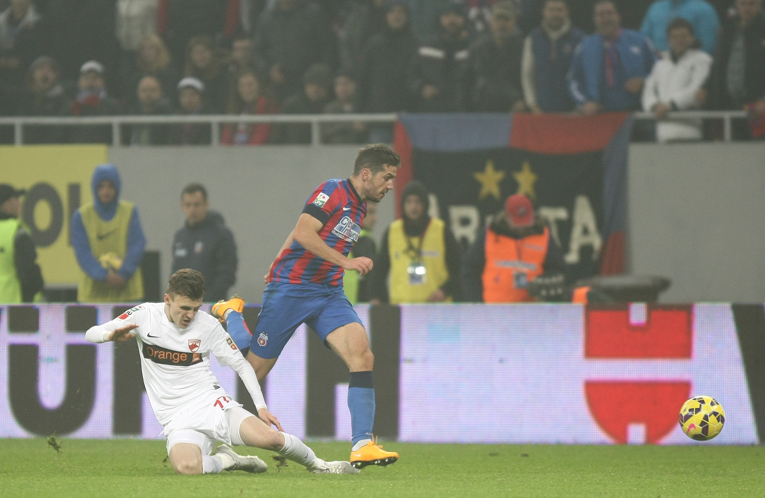 GALERIE FOTO&VIDEO/ DERBY-UL ROMÂNIEI, STEAUA - DINAMO 3-0. ^ Echipa din Ghencea i-a speriat pe ”câini” de Halloween! Szukala, Papp și Keșeru au înscris pentru roș-albaștri. Arlauskis și Bărboianu, loviți de petardele aruncate de suporteri. Băiatul lui Florentin Petre a debutat la Dinamo
