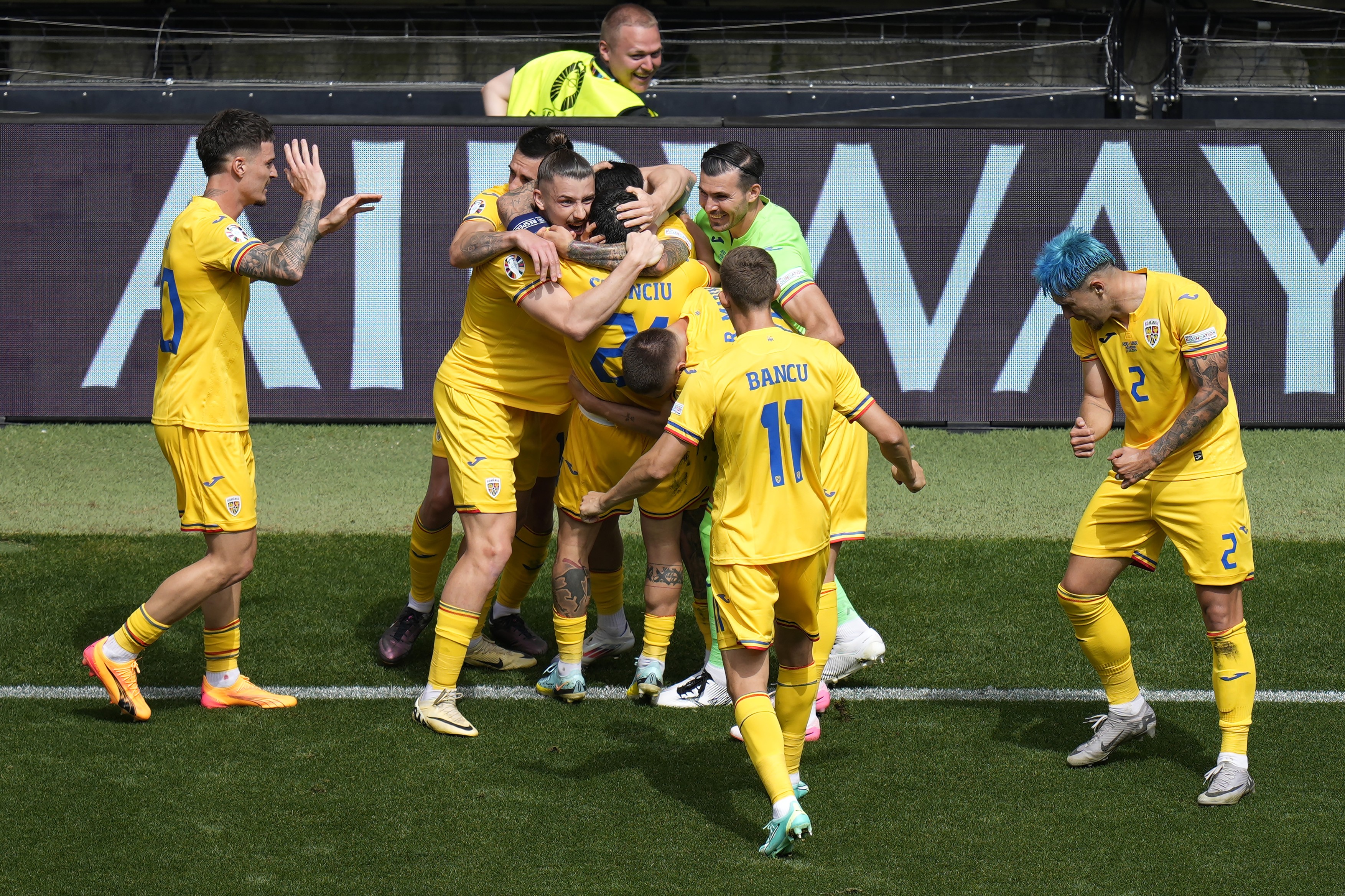 România – Ucraina 3-0. Prima victorie după 24 de ani la un turneu final de Campionat European. Stanciu, R. Marin și Drăguș, goluri de generic