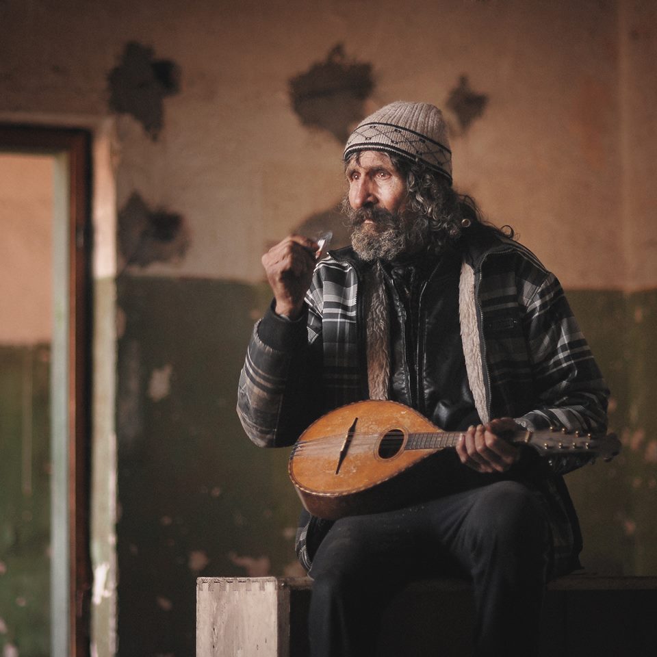 REPORTAJ/Povestea lui Juju, filosoful homeless din Anina: "Eu sunt fericit. Ştii cum a murit Tolstoi? Sărac. Şi în frig“|FOTO