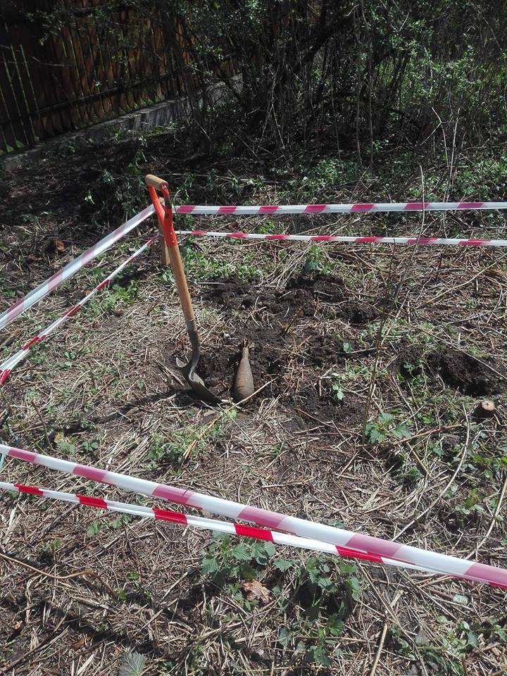 Bombă, descoperită în curtea unei biserici din Odorheiu Secuiesc. Muniția a fost ridicată de pirotehniști / FOTO