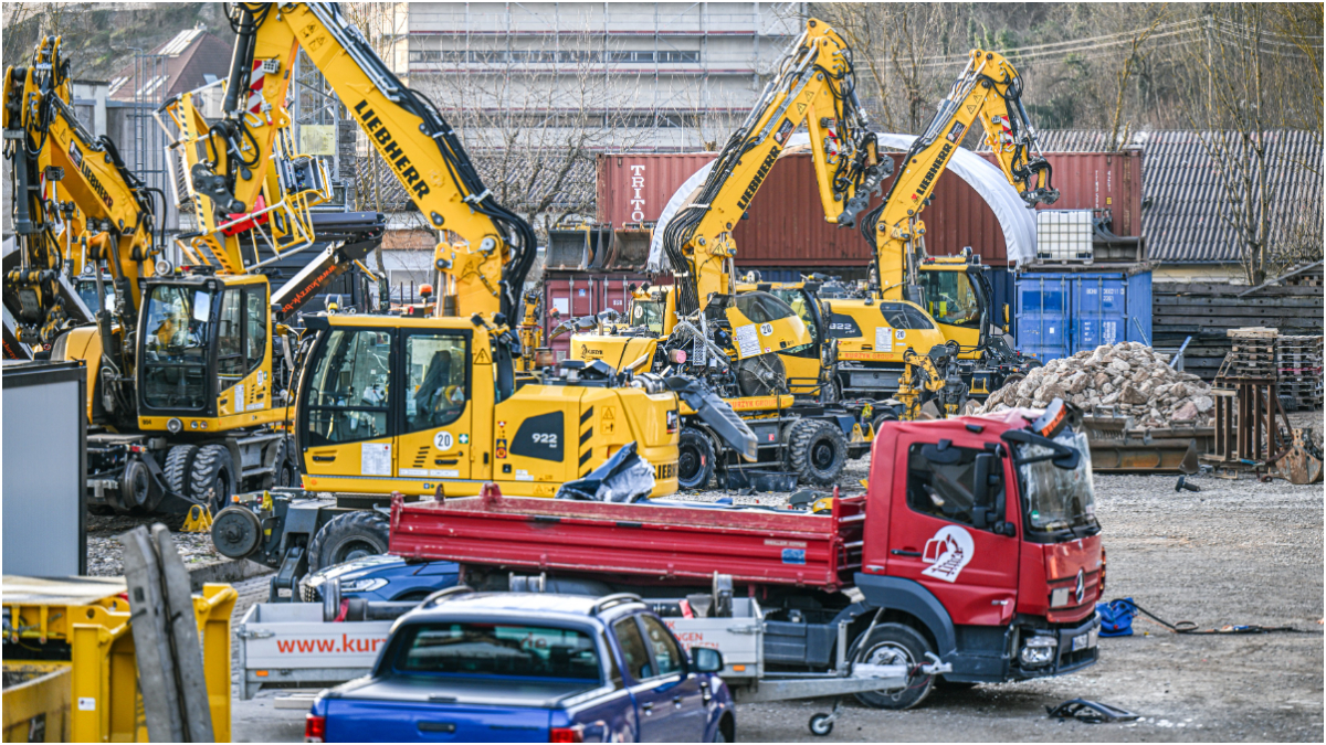 Polițiștii au ucis un bărbat care i-a atacat cu un excavator și care timp de o oră a distrus firma care-l concediase, în Germania  | VIDEO