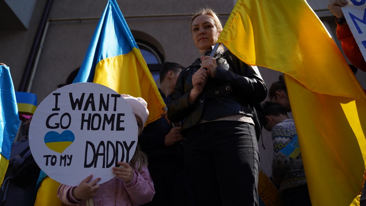 VIDEO | Femei cu copii din Ucraina, protest în fața Consulatului Rusiei de la Constanța. „Vreau să merg acasă, la tati”