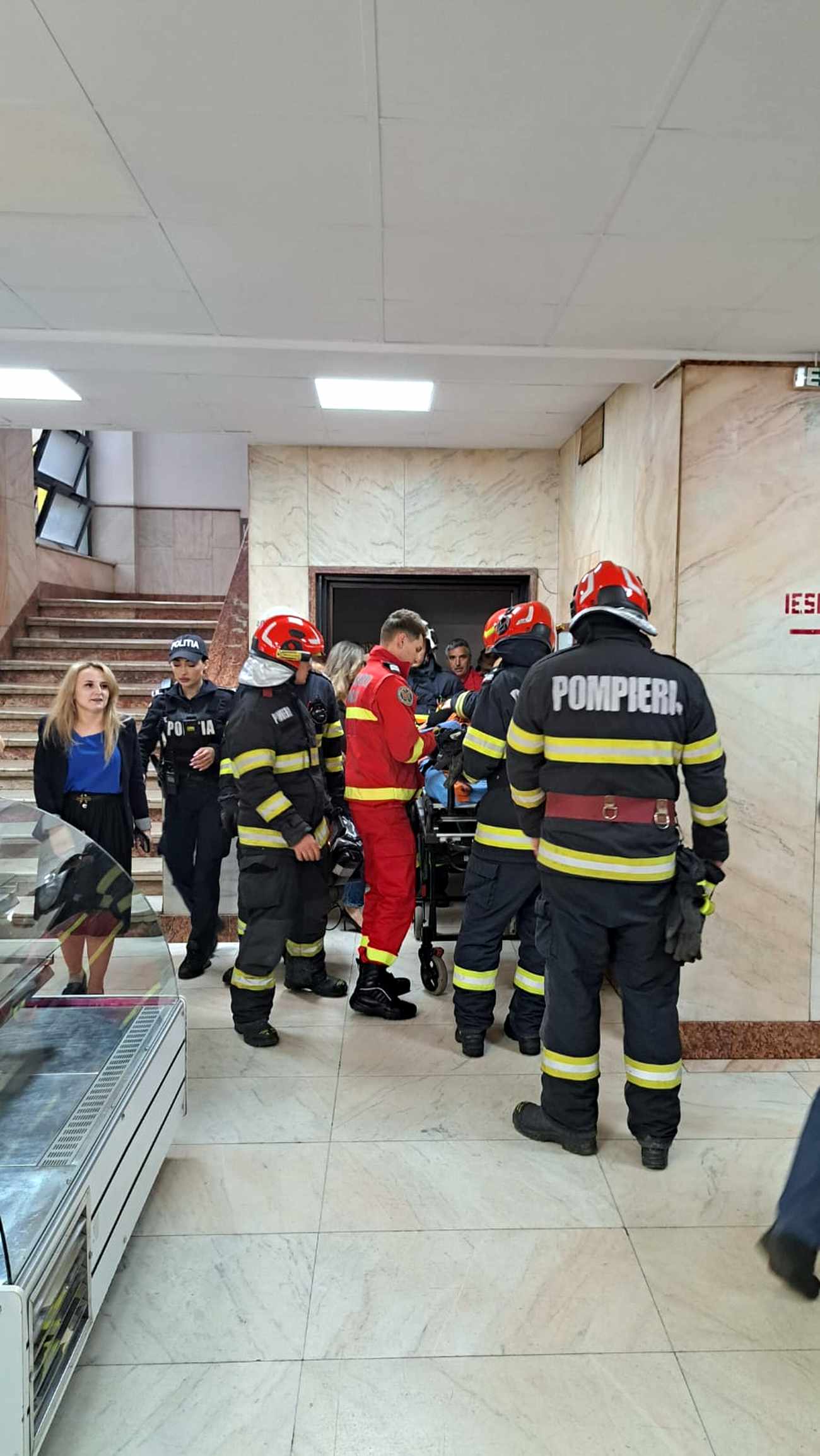 Primul salvator care a ajuns la liftul căzut cu 7 oameni în Ministerul Transporturilor povestește ce a văzut: „Nu țipa nimeni, i-am scos în 6 minute”