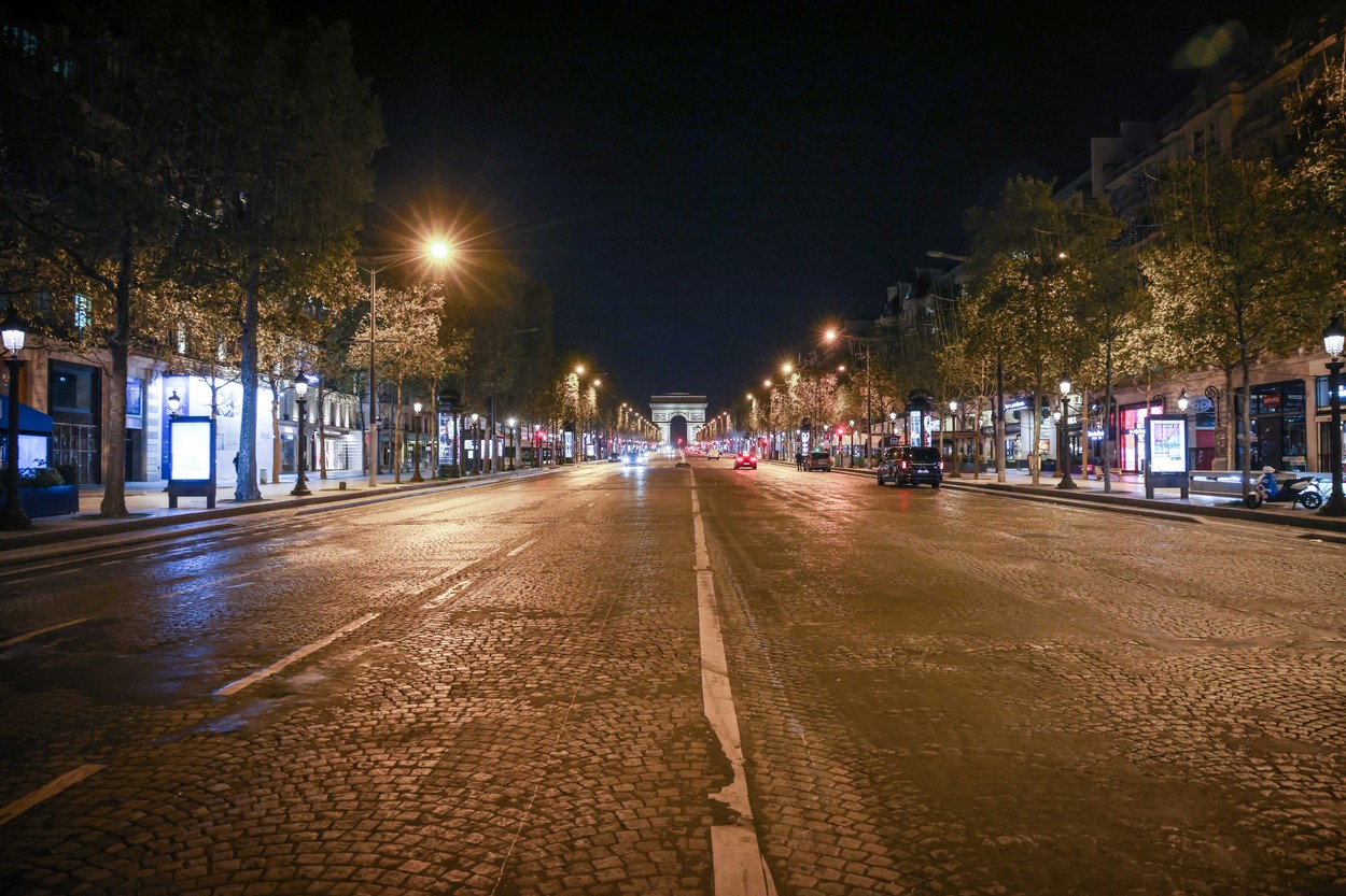 Străzi pustii, baruri închise și o manifestație spontană dispersată rapid. Cum a arătat prima noapte de restricții la Paris