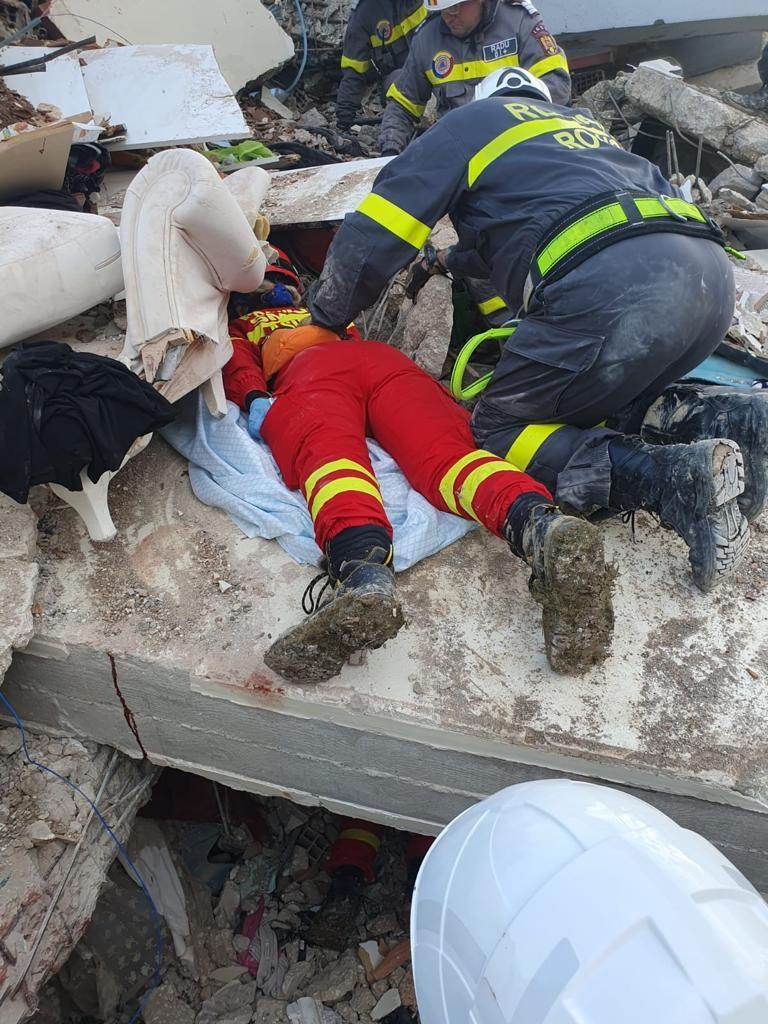 Imagini din timpul misiunii de recuperare de sub dărâmături a unei familii din Turcia, de către salvatorii români