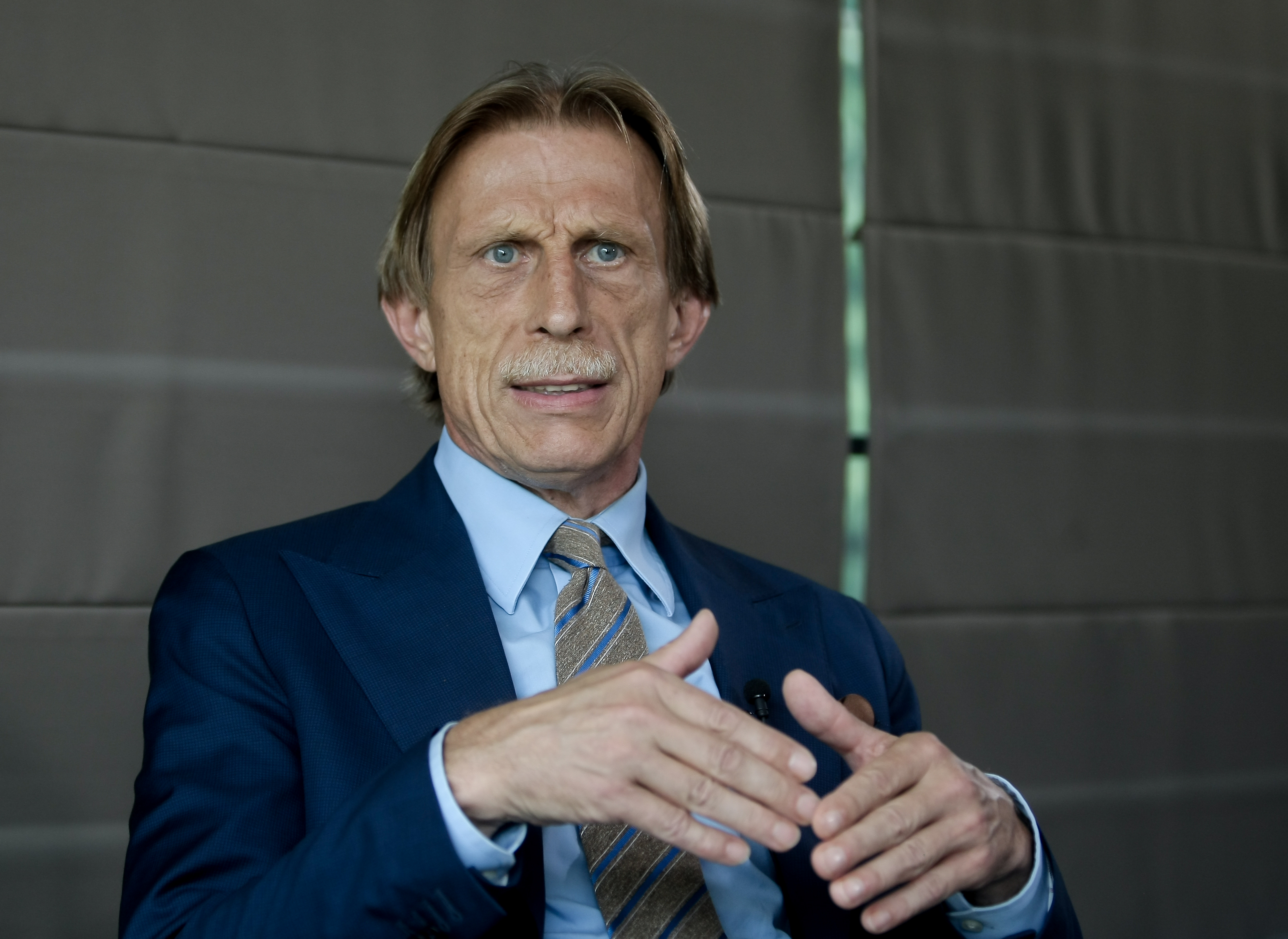 Neamțul Christoph Daum, selecționerul României, într-o confesiune sinceră: ”Viața e un dar pentru mine. Am avut o boală grea, dar am primit a doua șansă. Sunt norocos”. Cum pregătește debutul în preliminariile CM 2018 | EXCLUSIV&FOTO%VIDEO