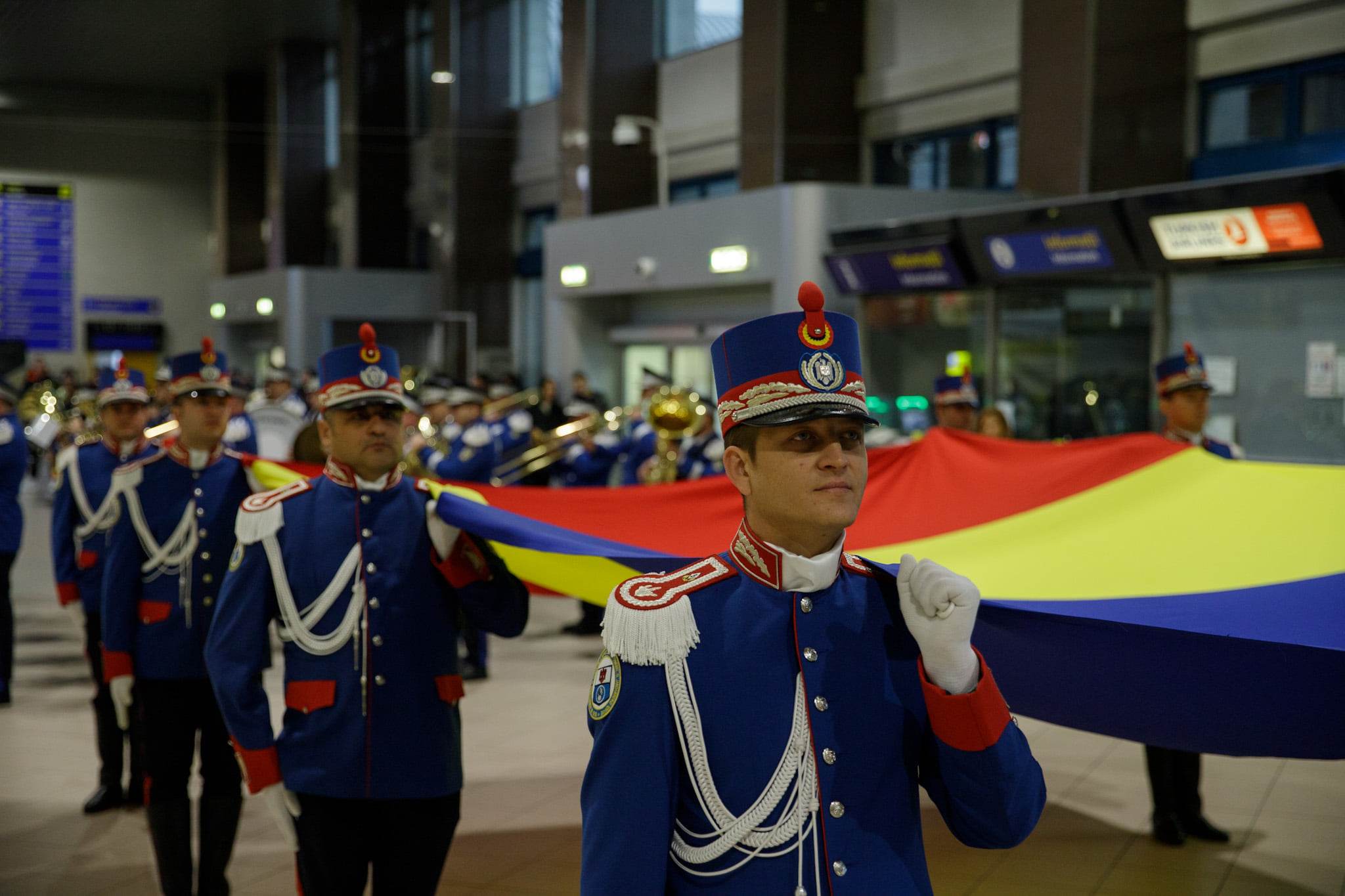 Flashmob pe Aeroportul Otopeni, de 1 Decembrie: defilări ale Jandarmeriei Române pe melodii folclorice interpretate de fanfară. VIDEO