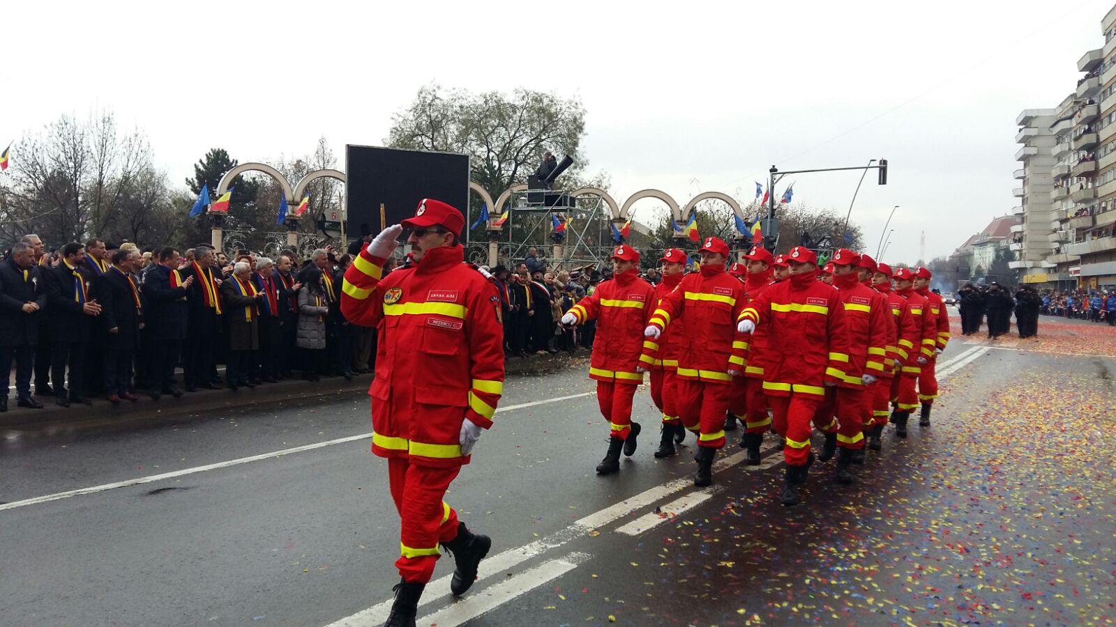 Mii de oameni, la parada militară de la Alba Iulia. Oamenii stau la coadă la fasole cu cârnați| VIDEO
