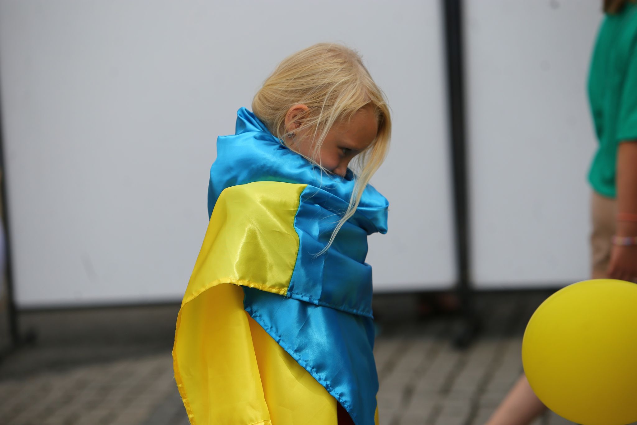 REPORTAJ. 150 de ucraineni au venit în fața ambasadei din București de ziua lor națională. „Vă mulțumim, oameni ai României”