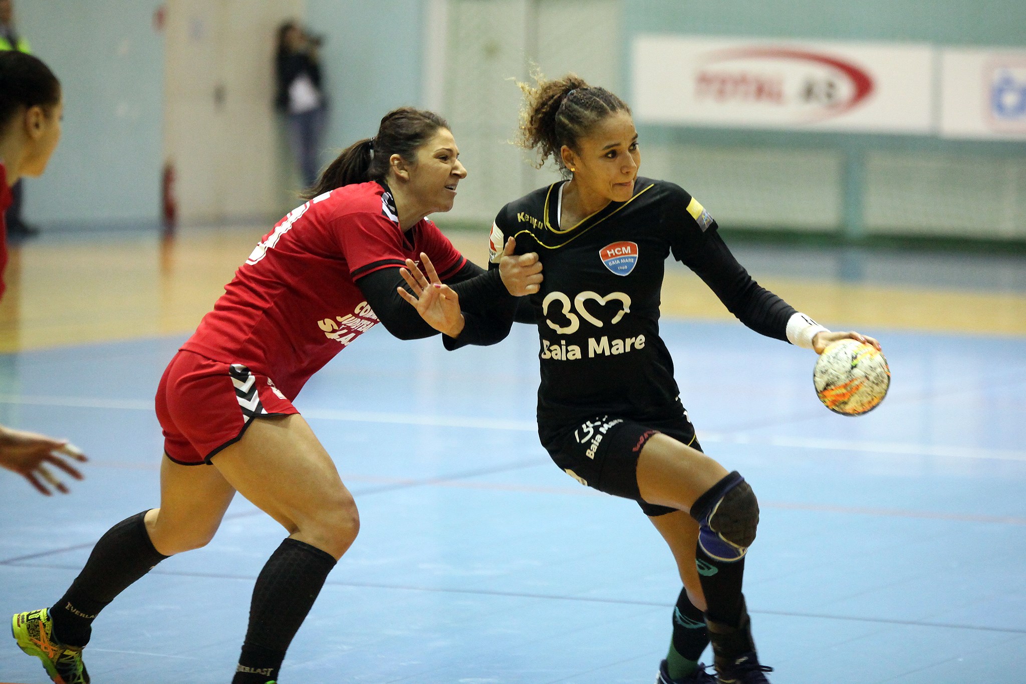 Scandal uriaș la meciul de handbal la Zalău - HCM Baia Mare: ^“Să înjuri ca în codru şi să fii rasist, asta înseamnă sa fii suporter al echipei din Zalău!”