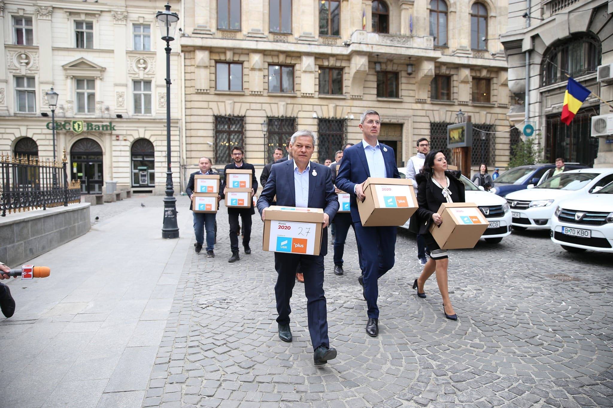 FOTO | Alianţa USR-PLUS a depus la BEC 500.000 de semnături, pentru alegerile europarlamentare. Cioloş: "Propunem românilor o adevărată alternativă politică"