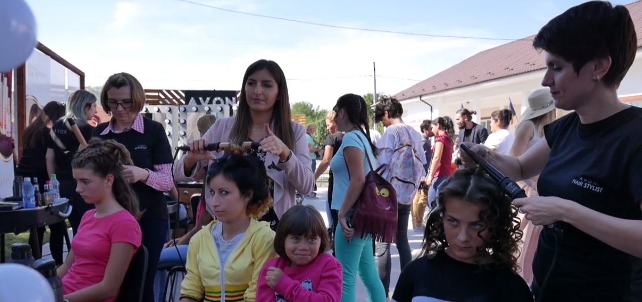 VIDEO/ Au intrat cu părul răvășit și au ieșit cucoane. Valea Părului, satul unde toate femeile au fost coafate gratuit