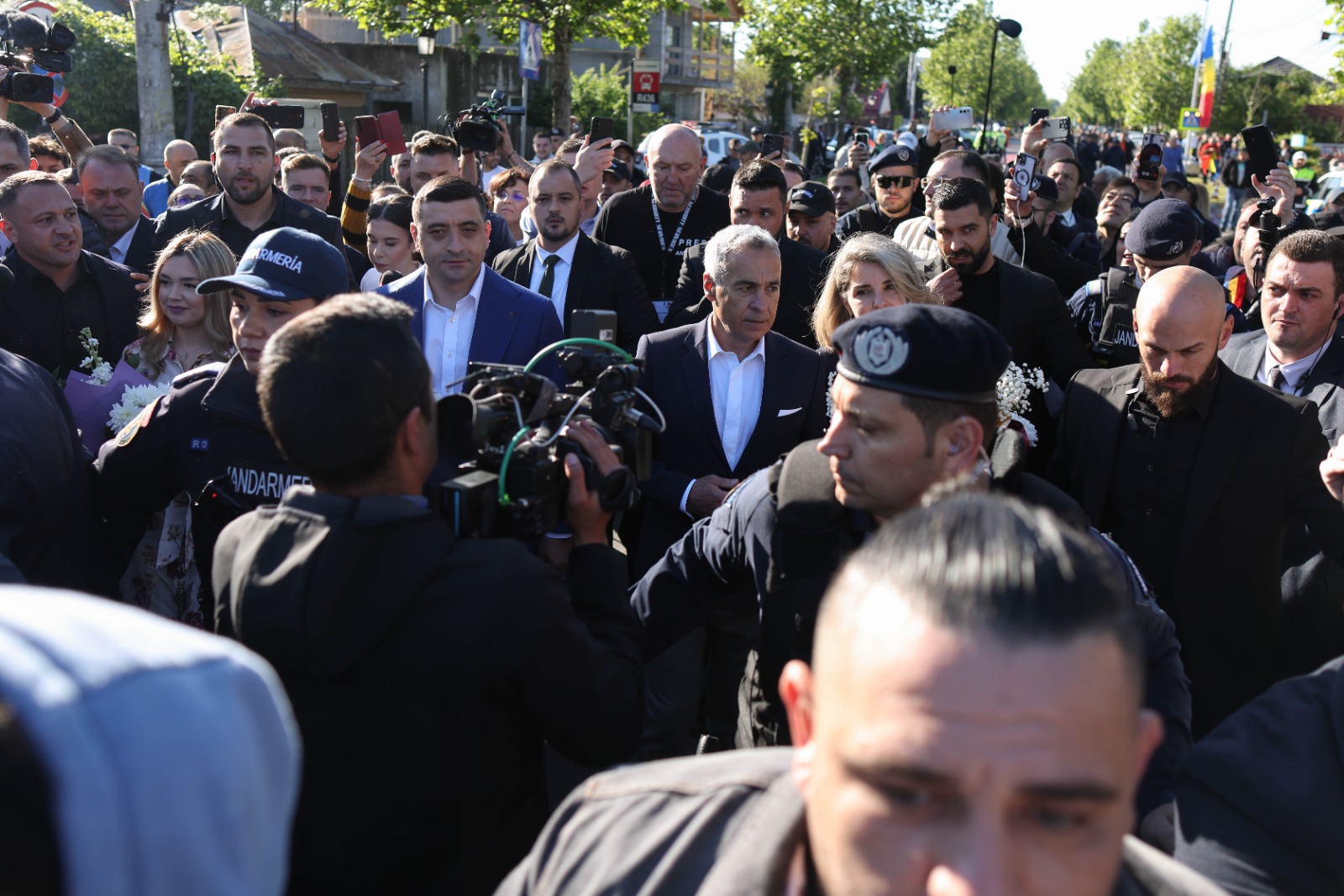 Ținuta purtată de Ilinca, soția candidatului George Simion, în ziua alegerilor prezidențiale 2025, turul 2. A atras atenția tuturor