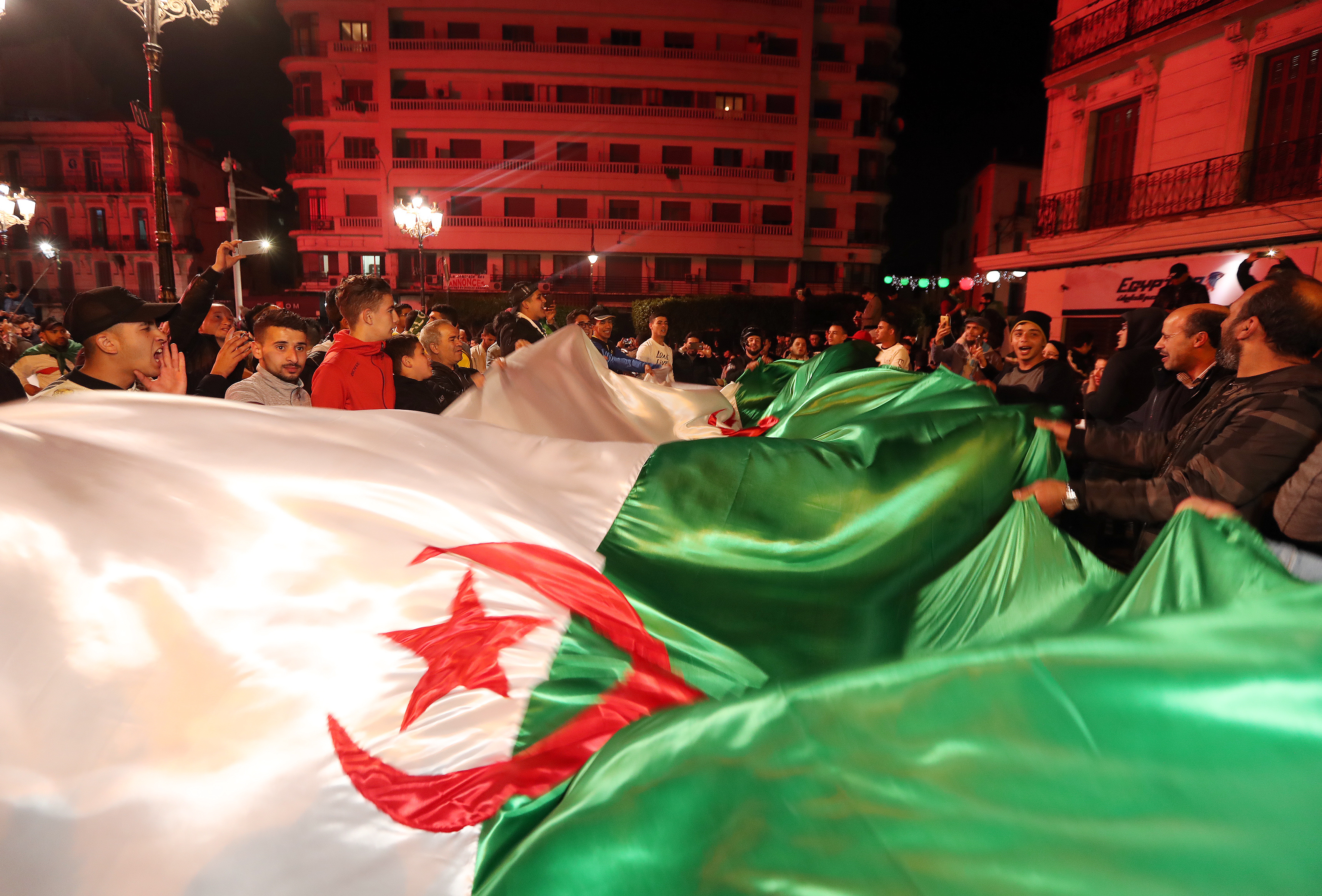 Mii de algerieni au sărbătorit în stradă demisia președintelui Abdelaziz Bouteflika (FOTO)