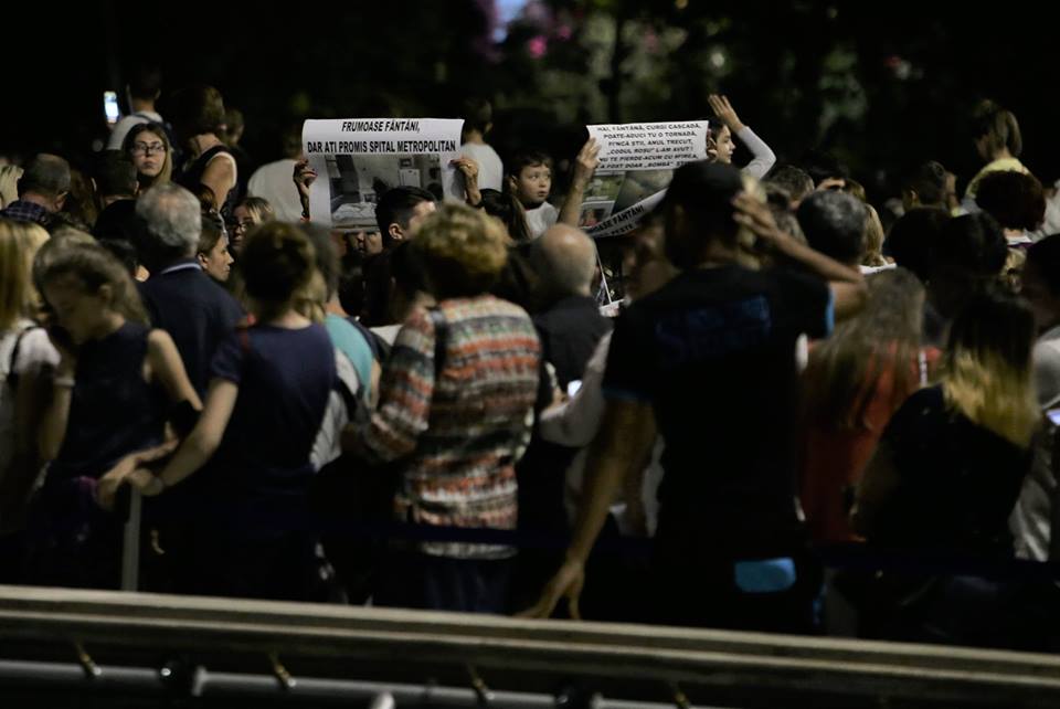 FOTO | Fântânile din Piața Unirii, redeschise joi. Mai mulți protestatari au venit la eveniment. Ce mesaje au afișat