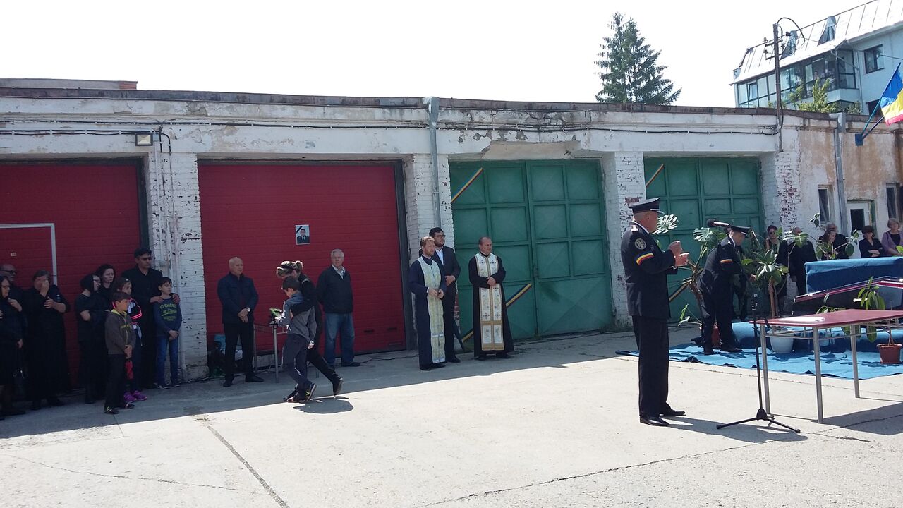Ceremonie impresionantă pentru pompierul care a salvat trei vieți după ce a murit | GALERIE FOTO