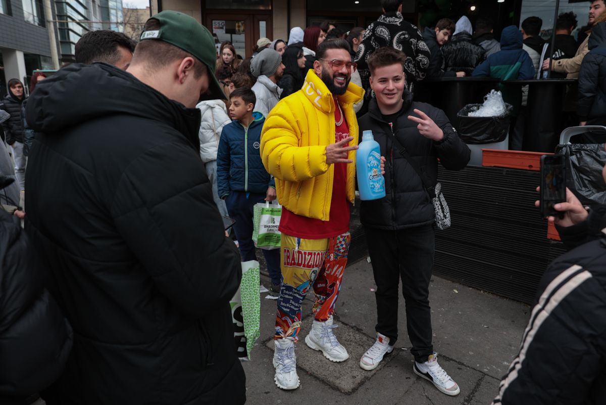 Noi cozi la un fast-food din București, unde Dorian Popa a anunțat că dă șaorma gratis