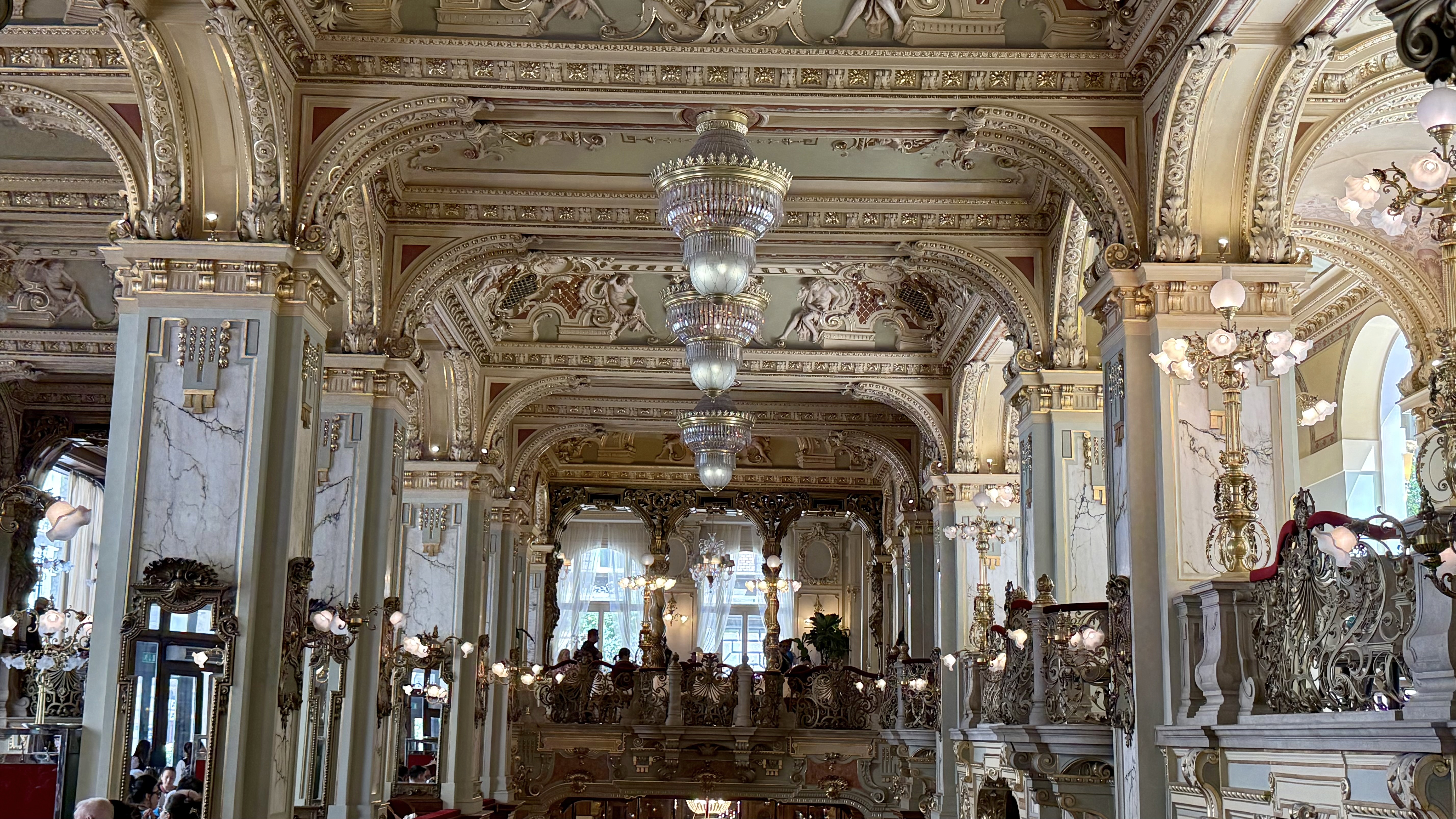 Cafeneaua unde turiștii stau și o oră la coadă. Este considerată cea mai frumoasă din lume și are prețuri pe măsură