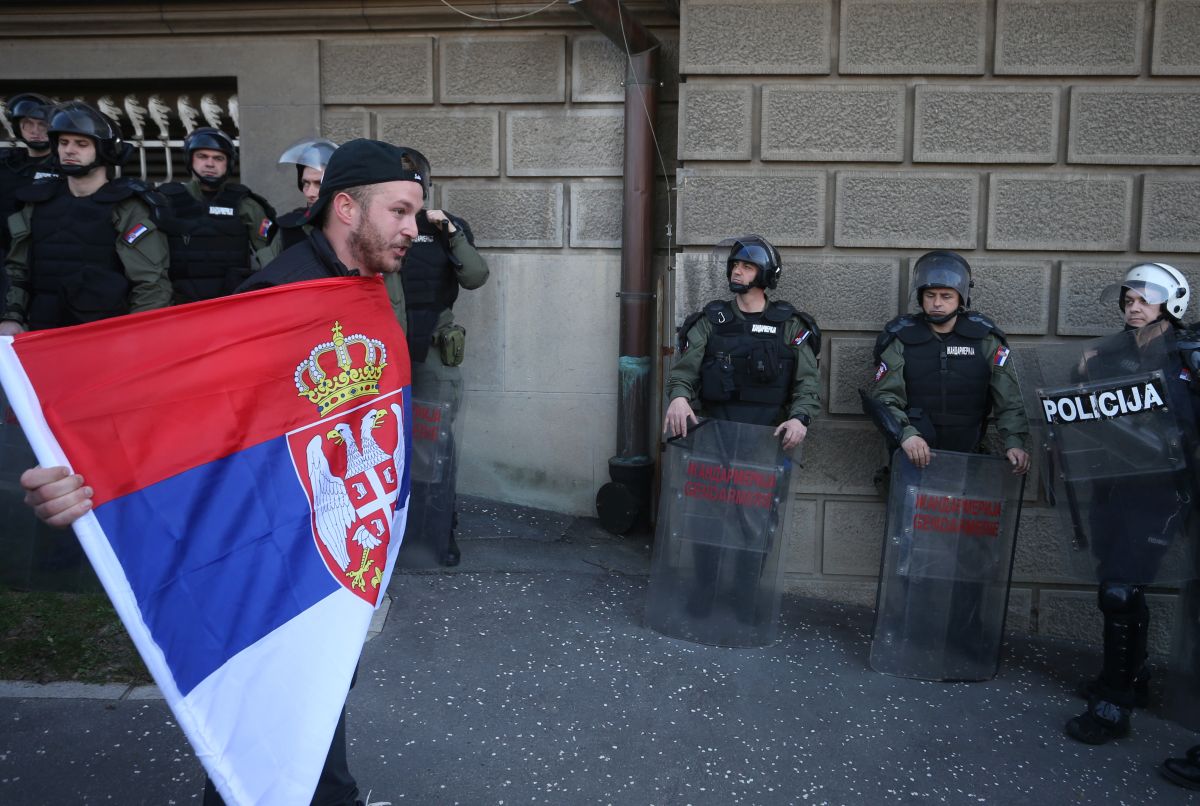 FOTO | Proteste de amploare în Serbia. Manifestanții au încercat să pătrundă în reședința președintelui Aleksandar Vucic