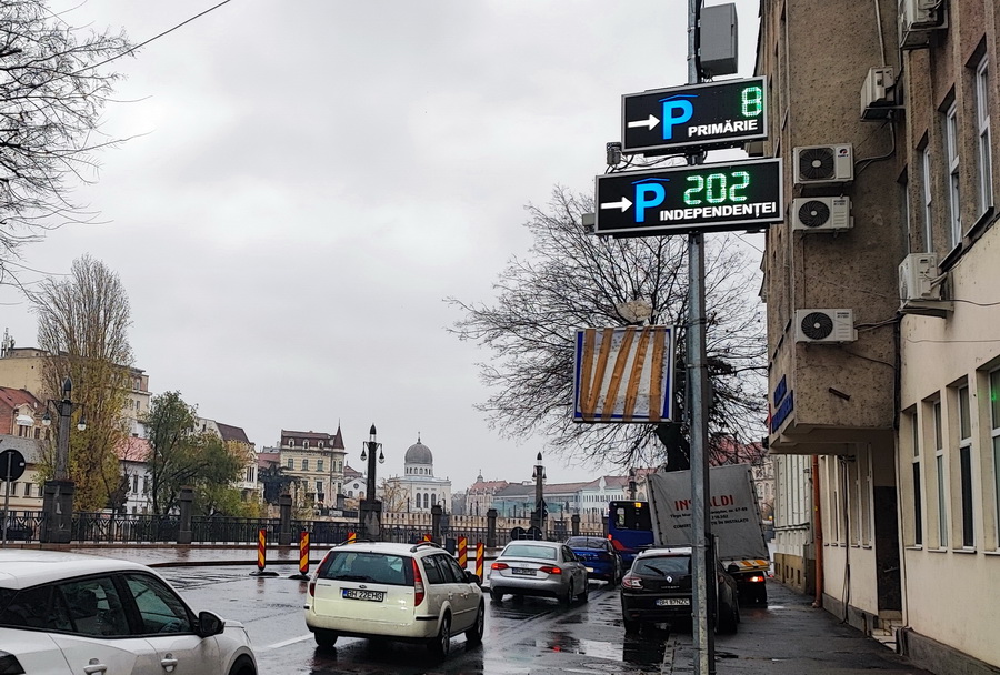 În Oradea s-au montat indicatoare cu LED care afișează numărul locurilor de parcare vacante, în timp real
