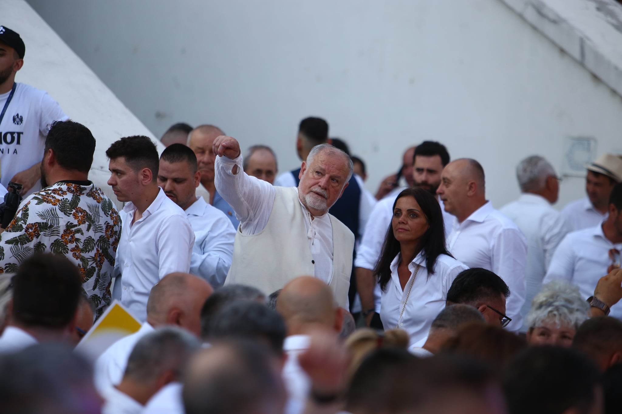 AUR și-a lansat candidații la europarlamentare în fața a mii de susținători. Simion: Dacă Viktor Orban își face temele, s-ar putea să-l vrem în proiectul nostru european