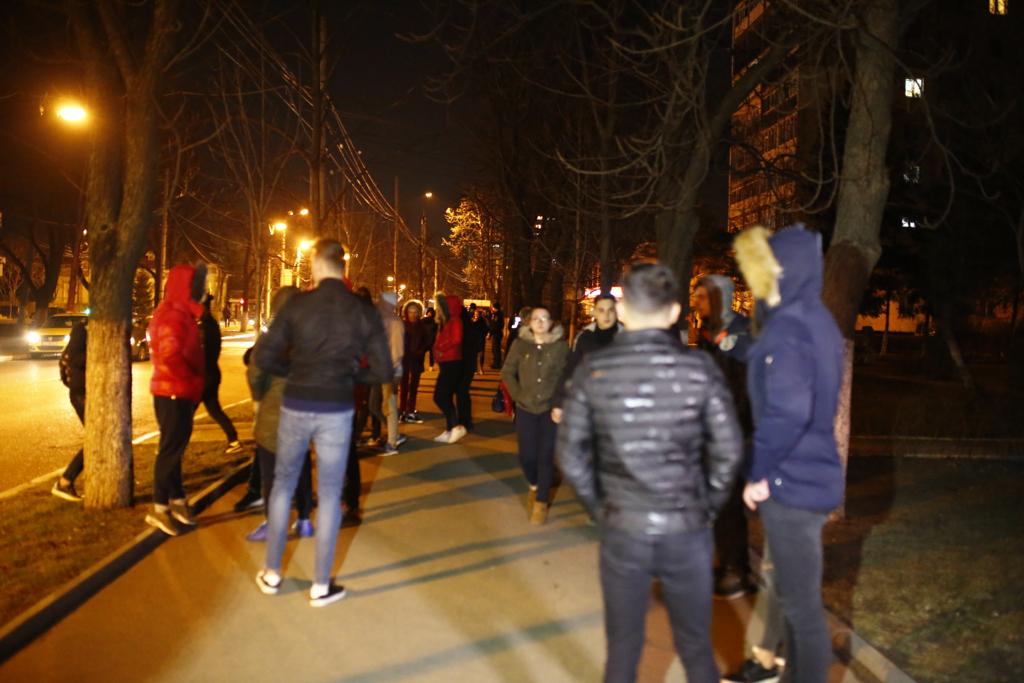 Zeci de persoane au aprins lumânări în fața blocului din Buzău unde a fost incendiată Valentina (FOTO&VIDEO)
