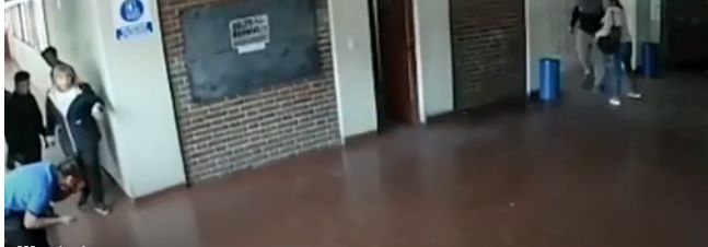Răzbunarea unui tată vitreg. L-a luat la bătaie pe profesorul care i-a abuzat fiica | FOTO & VIDEO