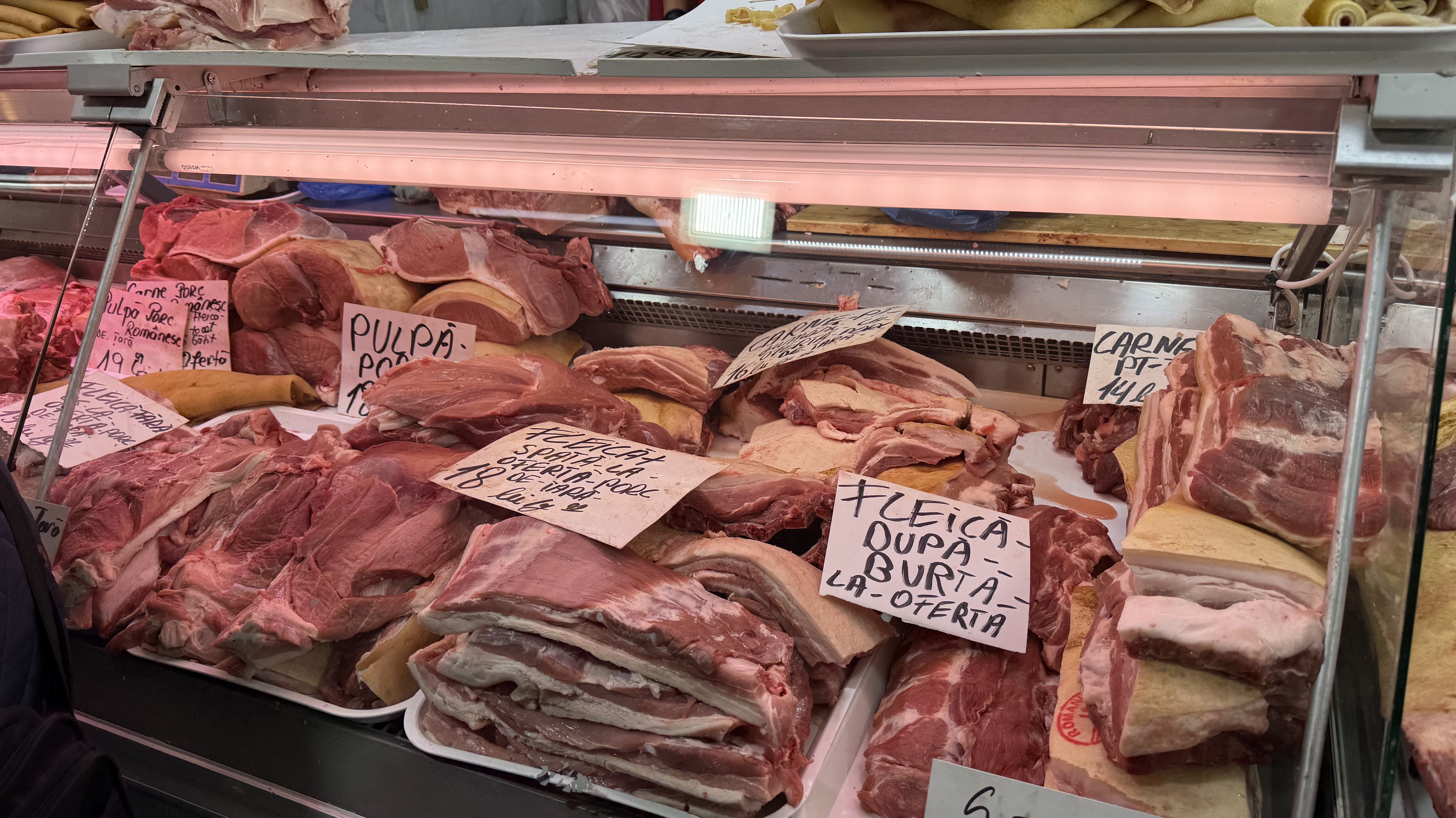 A început bătălia pentru carnea de porc. Reportaj în hala Obor: cât ne costă preparatele pentru sarmale și tobă?