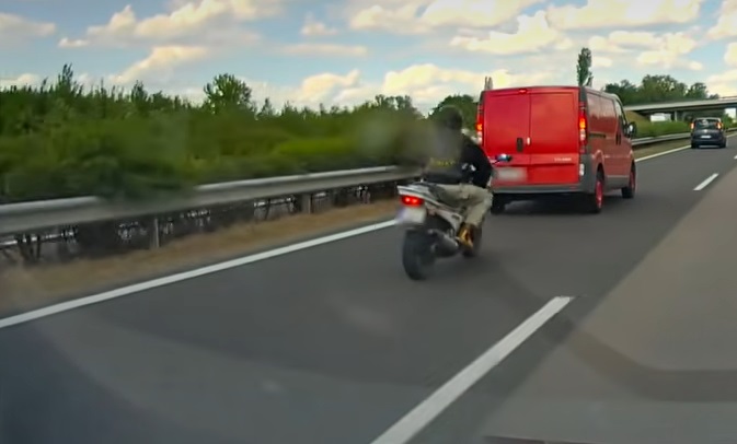 Súlyos balesetet szenvedett egy motorkerékpáros, aztán kis h