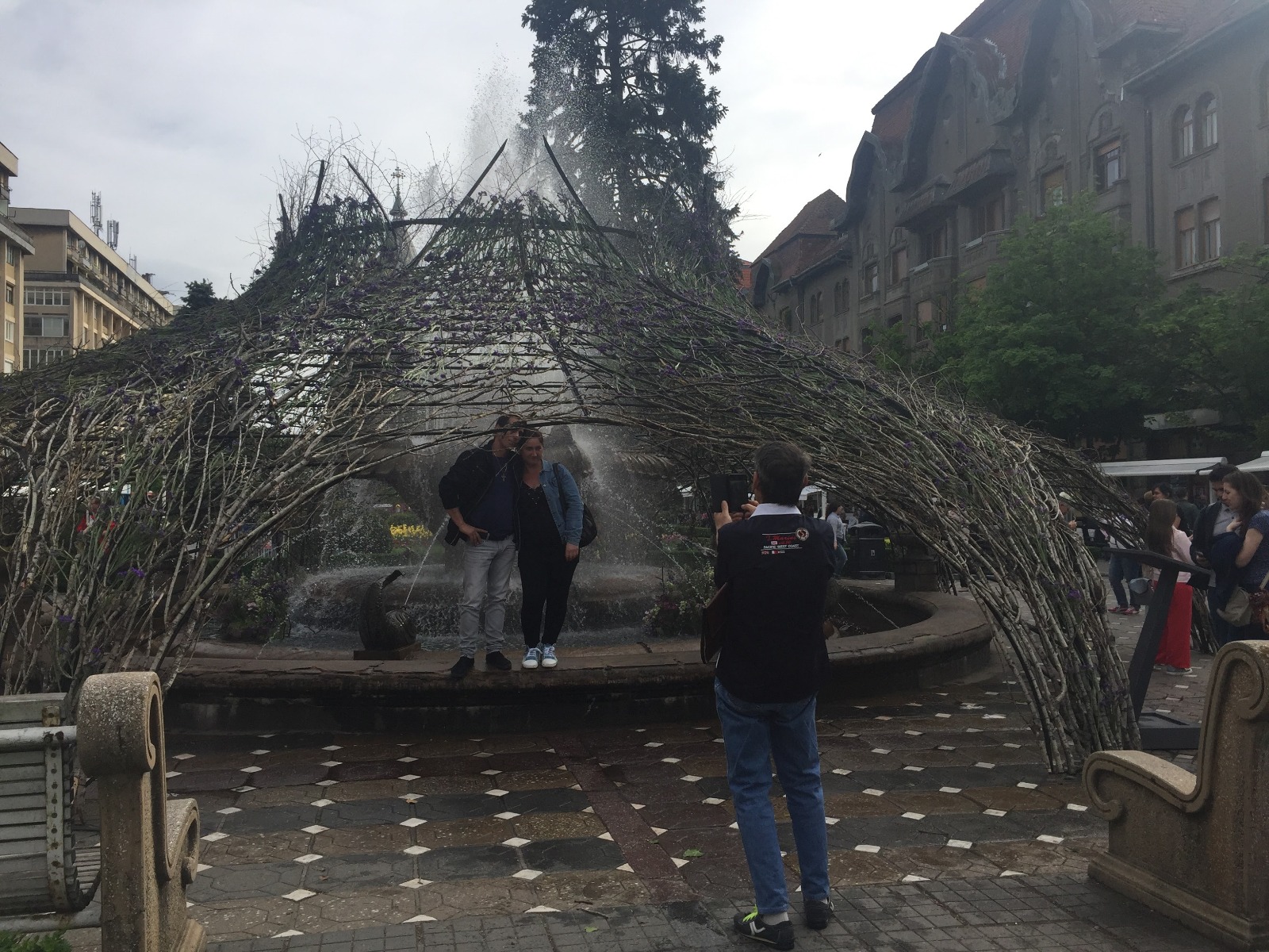 Festivalul florilor umple Timișoara de culoare și miros. În centrul orașului vor defila prințese cu calești (FOTO)