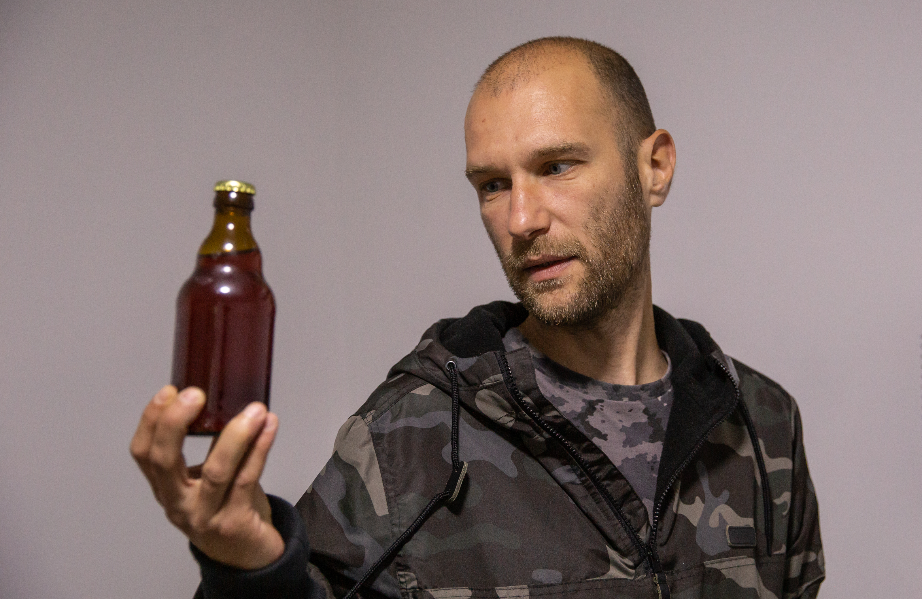 Miere și optimism în criza COVID-19. Un mic producător din Buzău vinde “mâncăruri primitive” și vrea să reînvie băutura dacilor