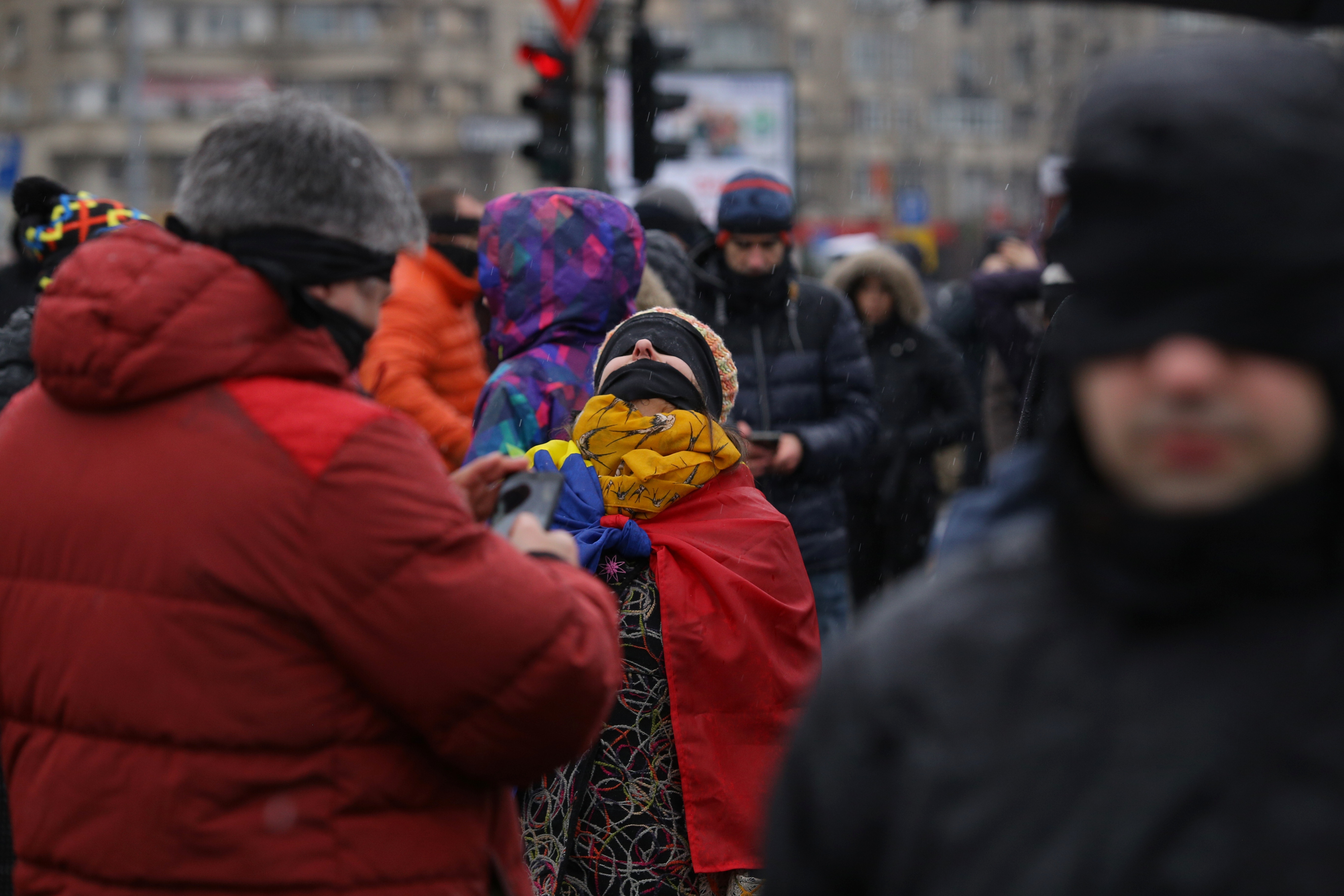 VIDEO/ Oana Pellea și Marius Manole, legați la ochi pentru "noua eră a nepuțintei". Protest mut în Piața Victoriei, duminică 17 decembrie
