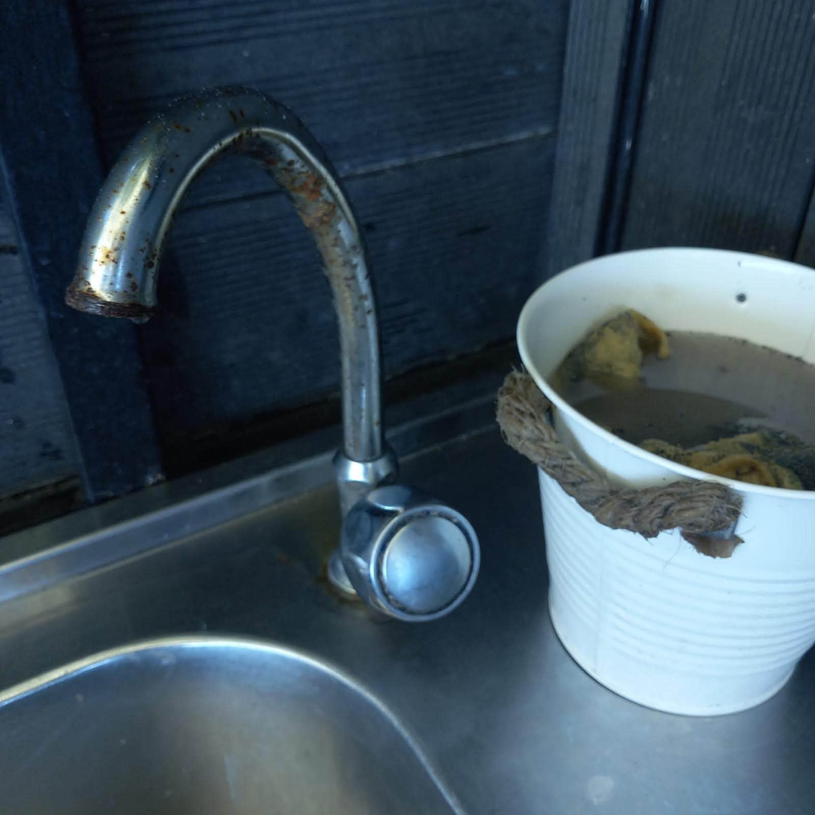 Camere cu mucegai, piscine periculoase și mâncare expirată. Comisarii ANPC au dat amenzi uriașe pe litoral în plin sezon estival