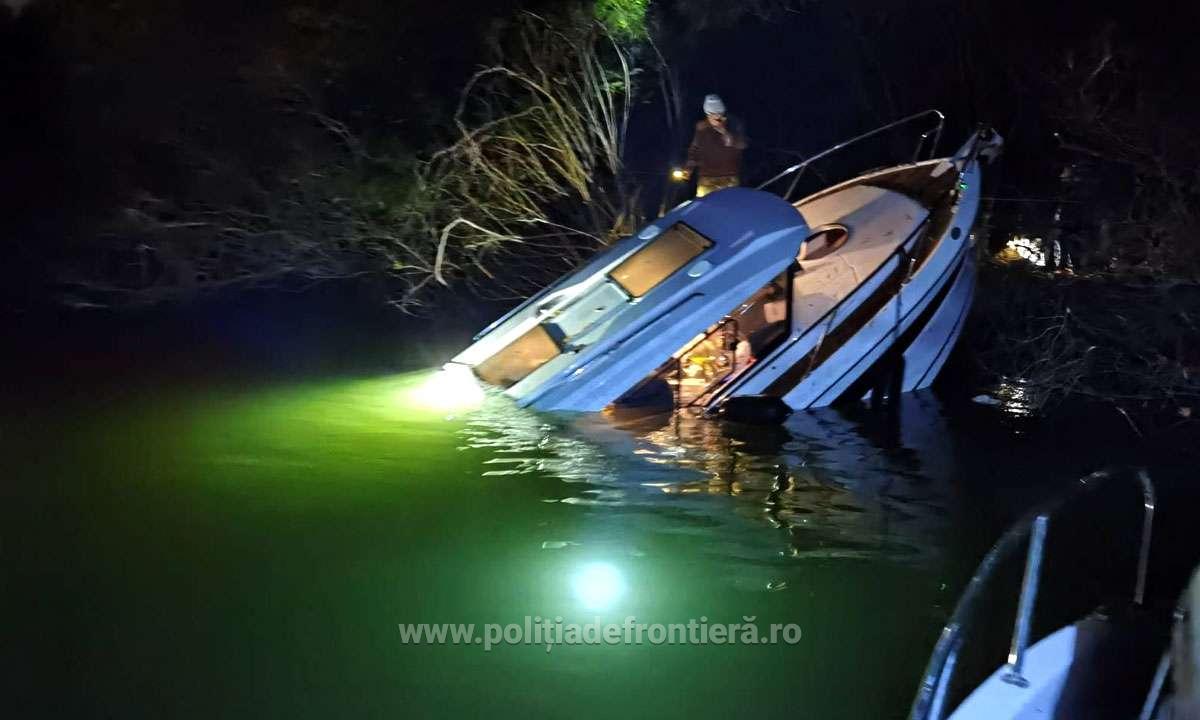 Trei persoane care pescuiau au fost salvate din barca pe jumătate scufundată pe brațul Chilia