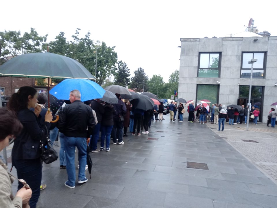 FOTO, VIDEO | Imagini incredibile la Londra: coadă interminabilă la secția de votare din cartierul botezat „Little Romania”! Mobilizare exemplară a diasporei și în Germania, Italia, Olanda și Belgia