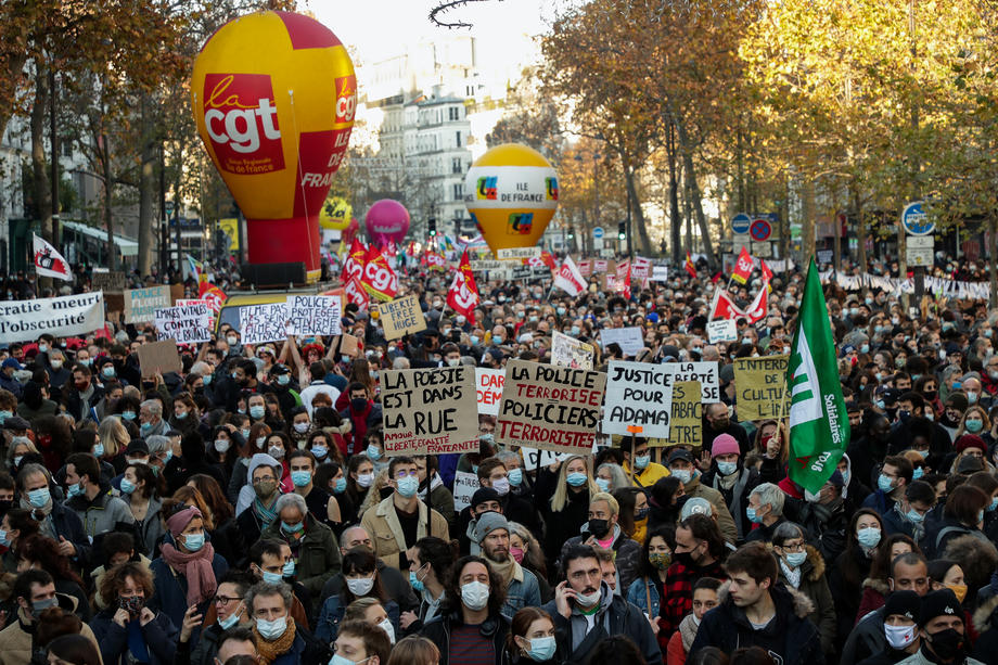 VIDEO | Ciocniri violente la Paris, între forțele de ordine și oamenii care protestează față de brutalitatea poliției