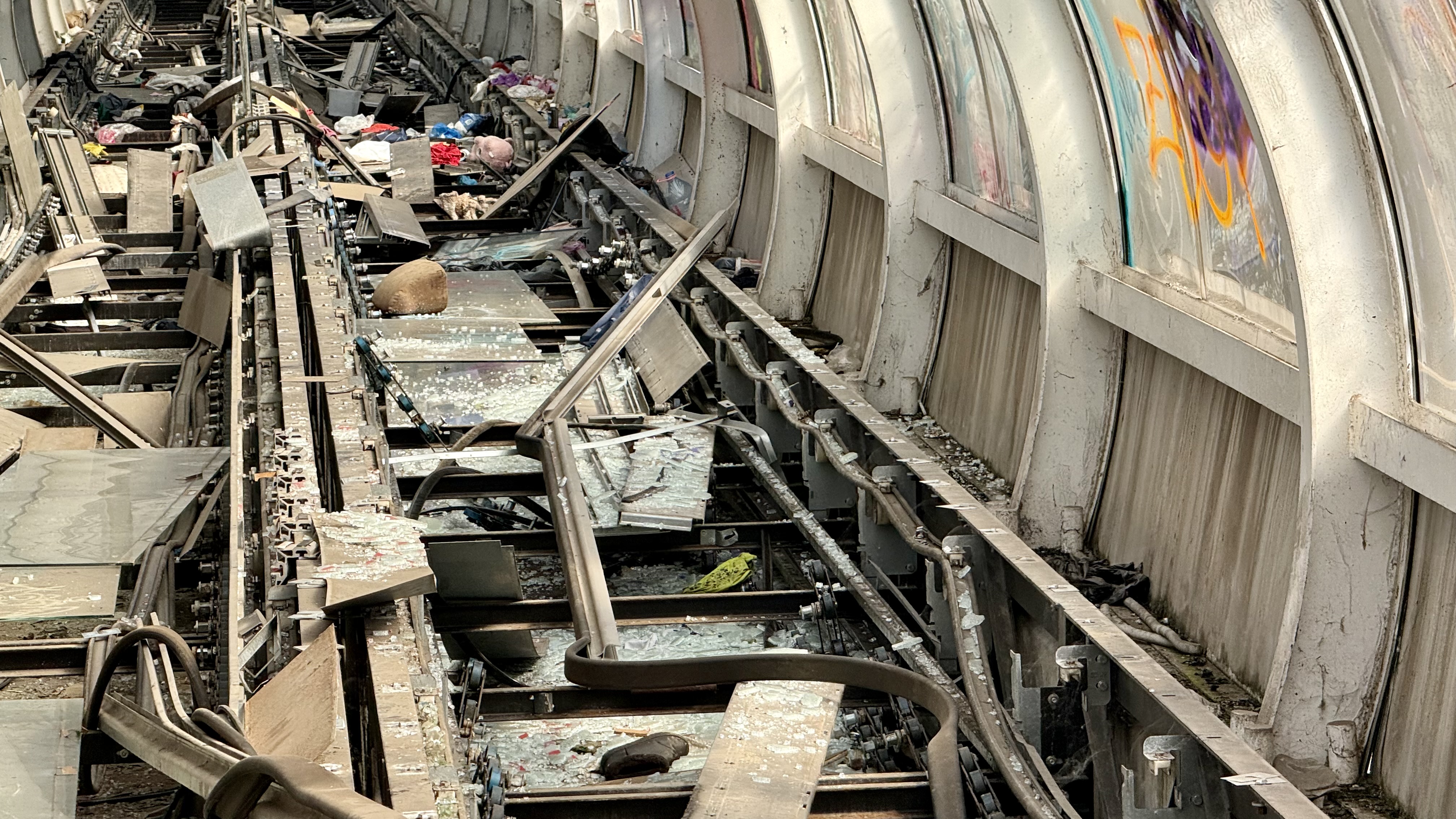 Cum ne-am bătut joc de 2.500.000 de euro. Ruina din București care a funcționat câteva luni va fi demolată