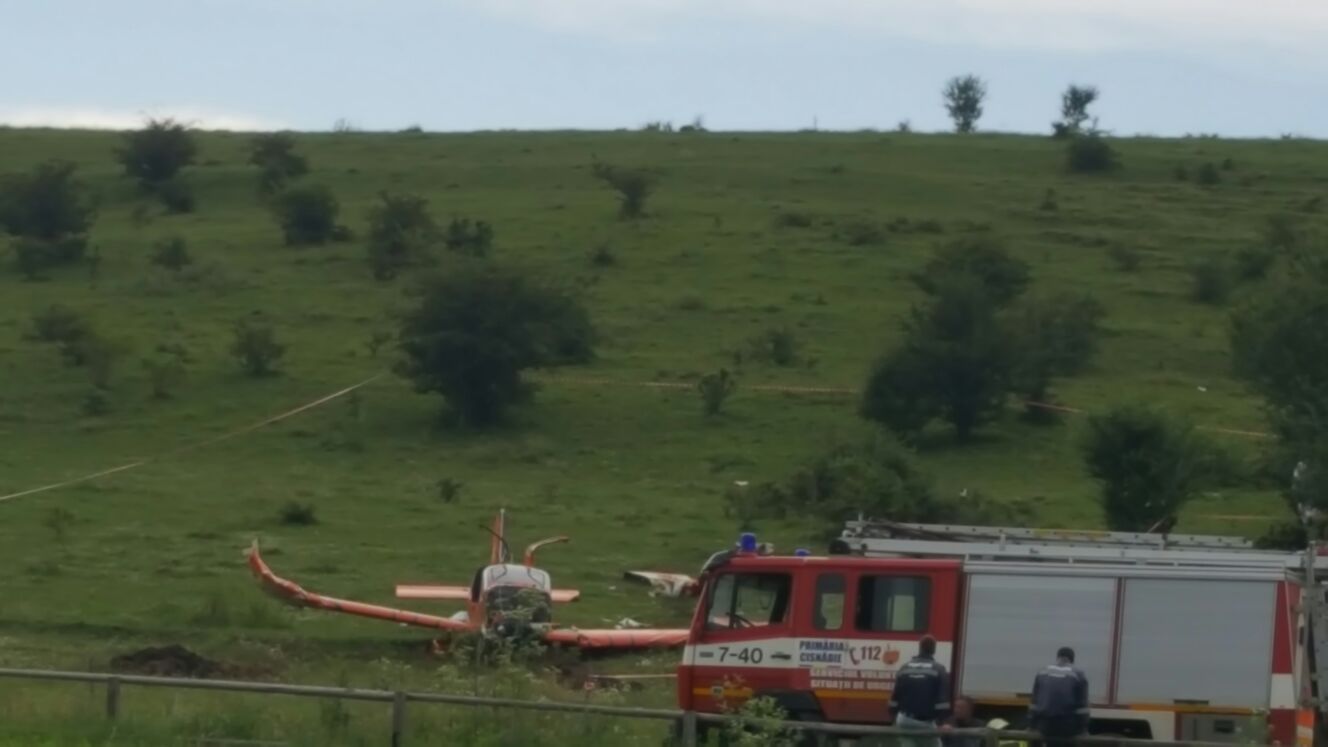UPDATE | Anchetă, după ce un avion de mici dimensiuni s-a prăbușit lângă Cisnădie GALERIE FOTO