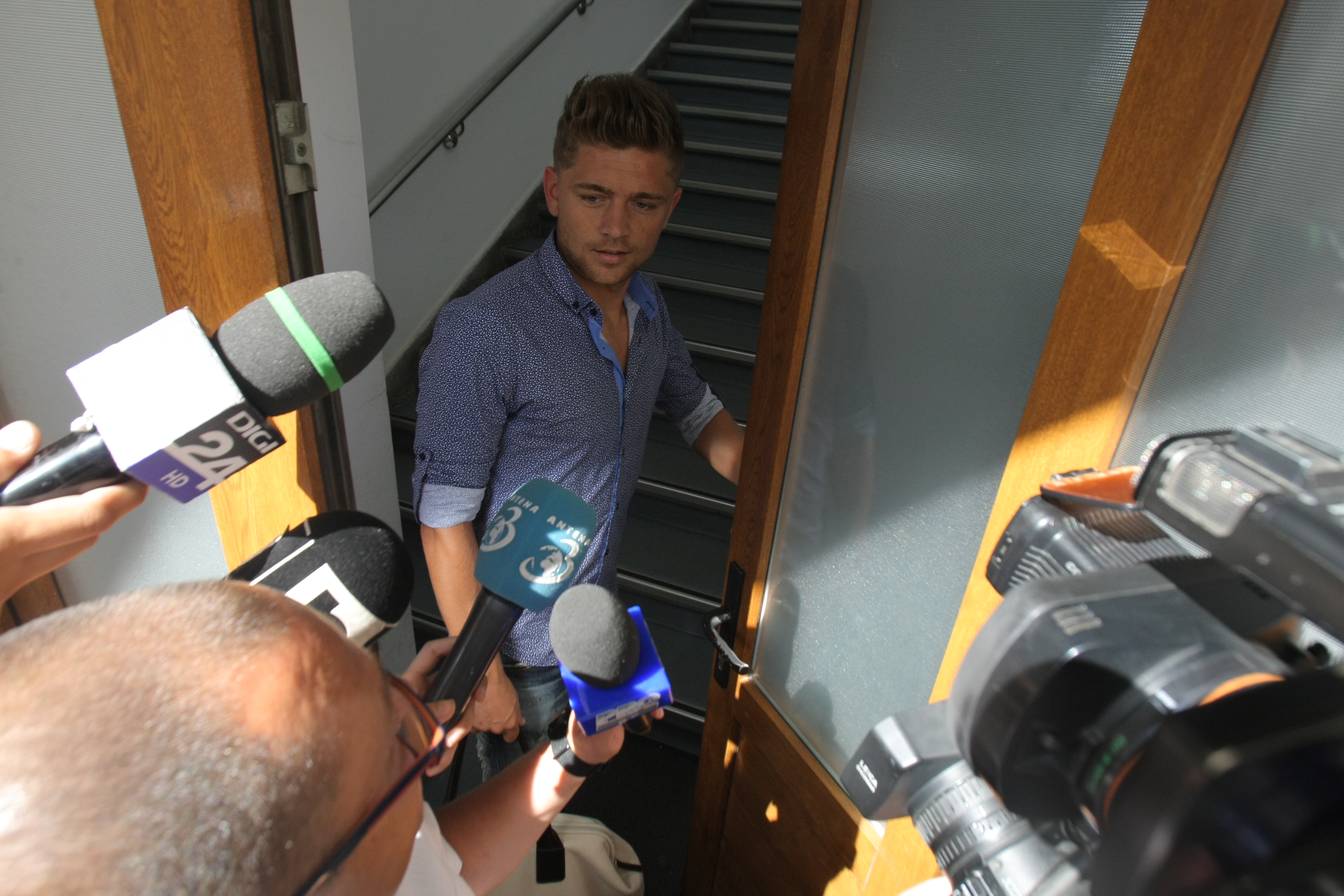 Încă un scandal zguduie fotbalul românesc! DNA a audiat un fotbalist implicat în meciul cu cântec FC Brașov - Gaz Metan Mediaș. ^Un alt jucător, nu s-a prezentat în fața procurorilor, deși a primit citație! Comisia de Discplină, convocată să ia astăzi o decizie pe linie sportivă / GALERIE FOTO