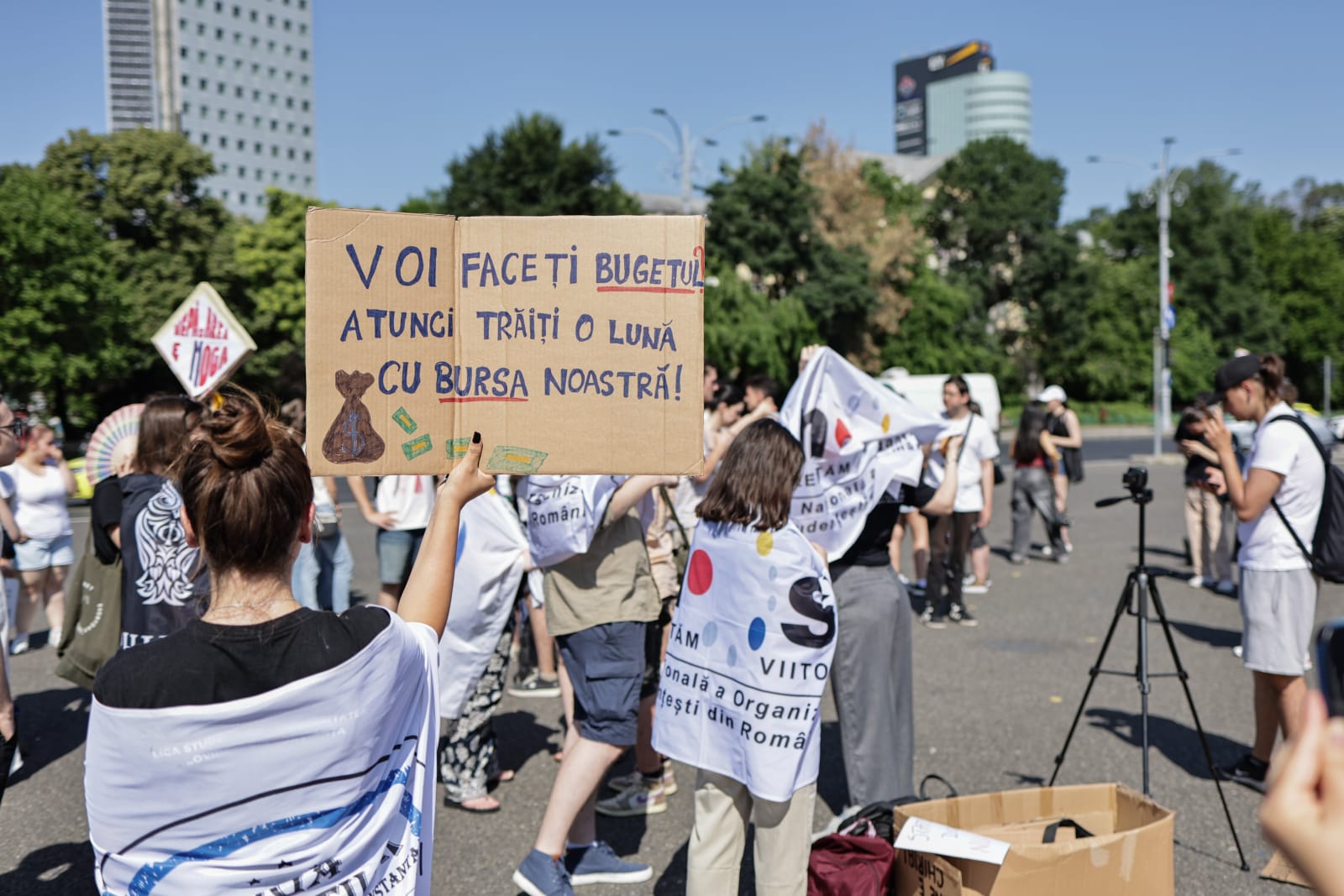 Studenții din toată țara protestează față de reducerea burselor: „Nu vă atingeți de burse!”