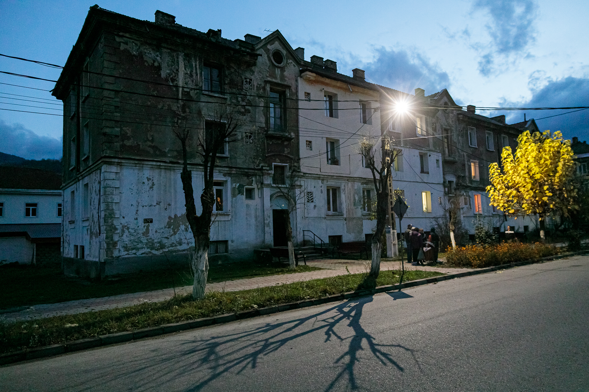 Reportaj în Valea Resemnării | Oamenii din Valea Jiului pun în urnă votul, nu și speranța lor de mai bine. ”Suntem în ruină, dar încercăm să rămânem oameni”