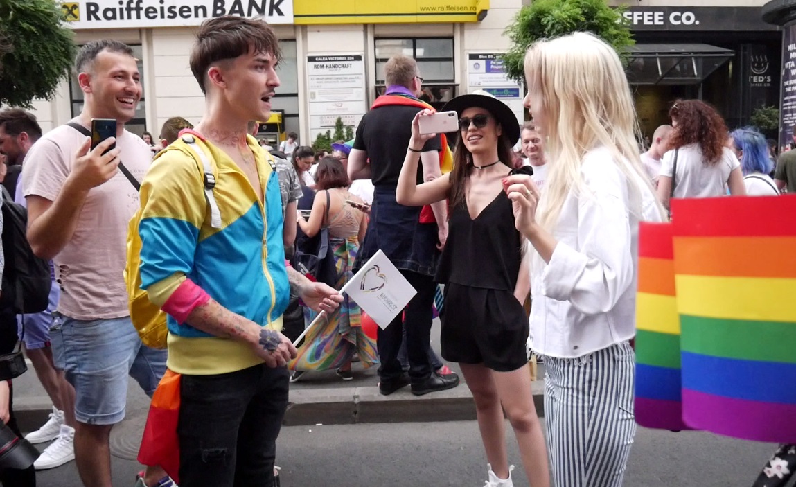 REPORTAJ/ 5000 de oameni la marșul „mândru să fiu gay”. Dorința unei lesbiene: „Vreau să mă căsătoresc cu iubita mea” (VIDEO)